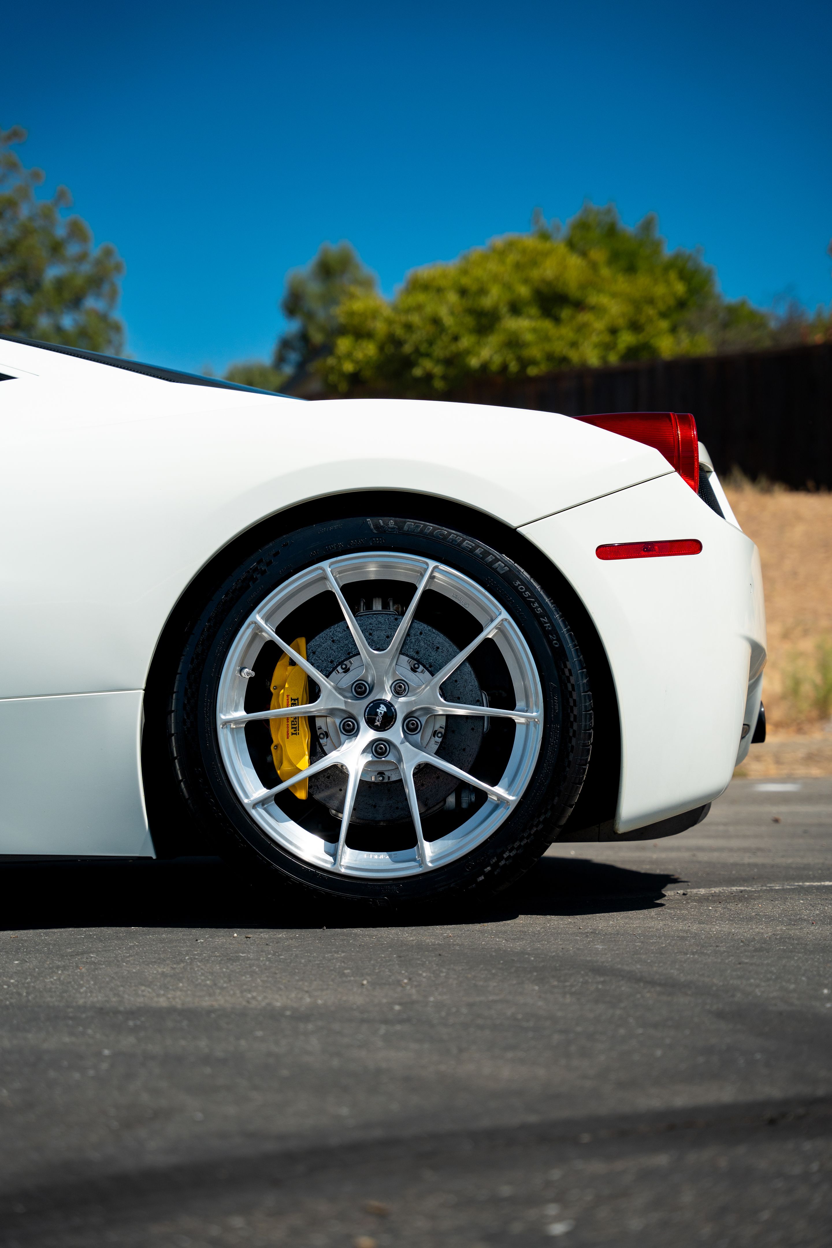 White Ferrari 458 Italia with 20" VS-5RS Apex wheels in Brushed Clear