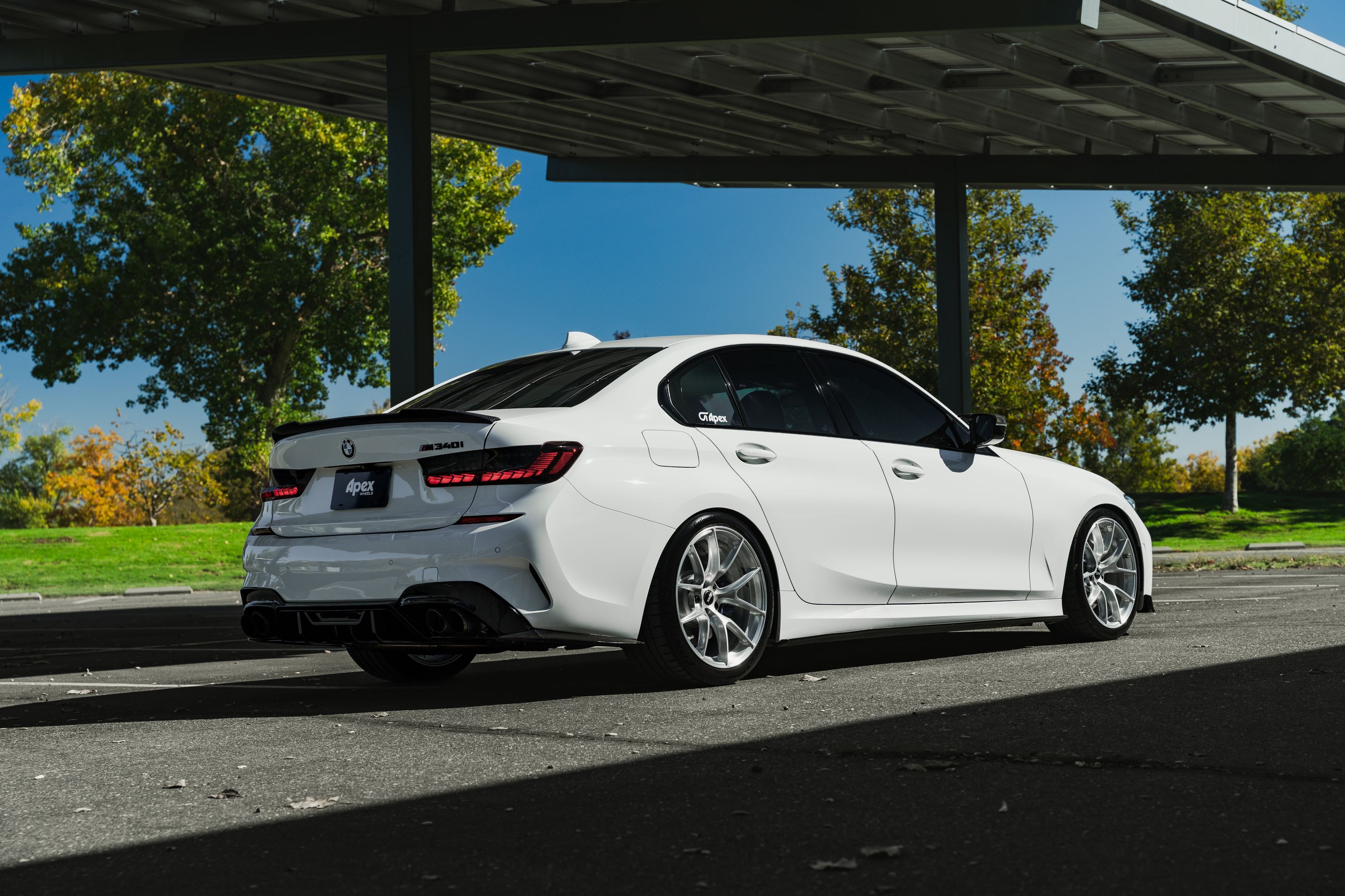 White BMW G20 Sedan 3 Series with 19" VS-5RS Apex wheels in Brushed Clear