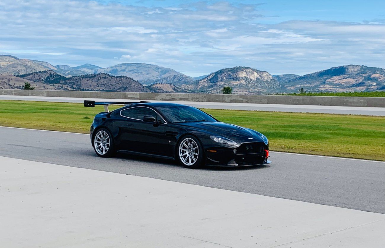 Black Aston Martin Vantage - SM-10 in Race Silver