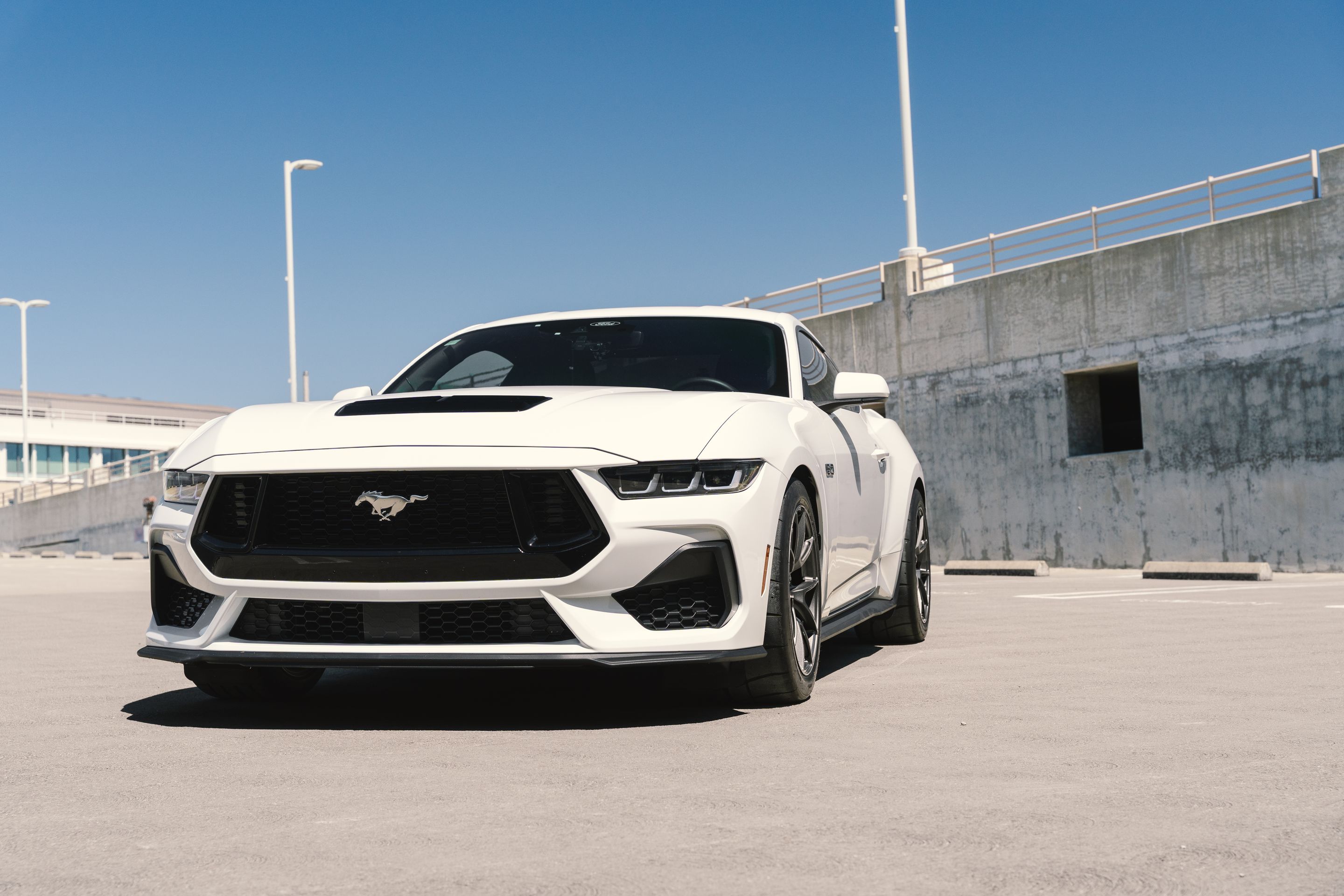 White Ford S650 Mustang GT with 18" VS-5 Apex wheels in Anthracite