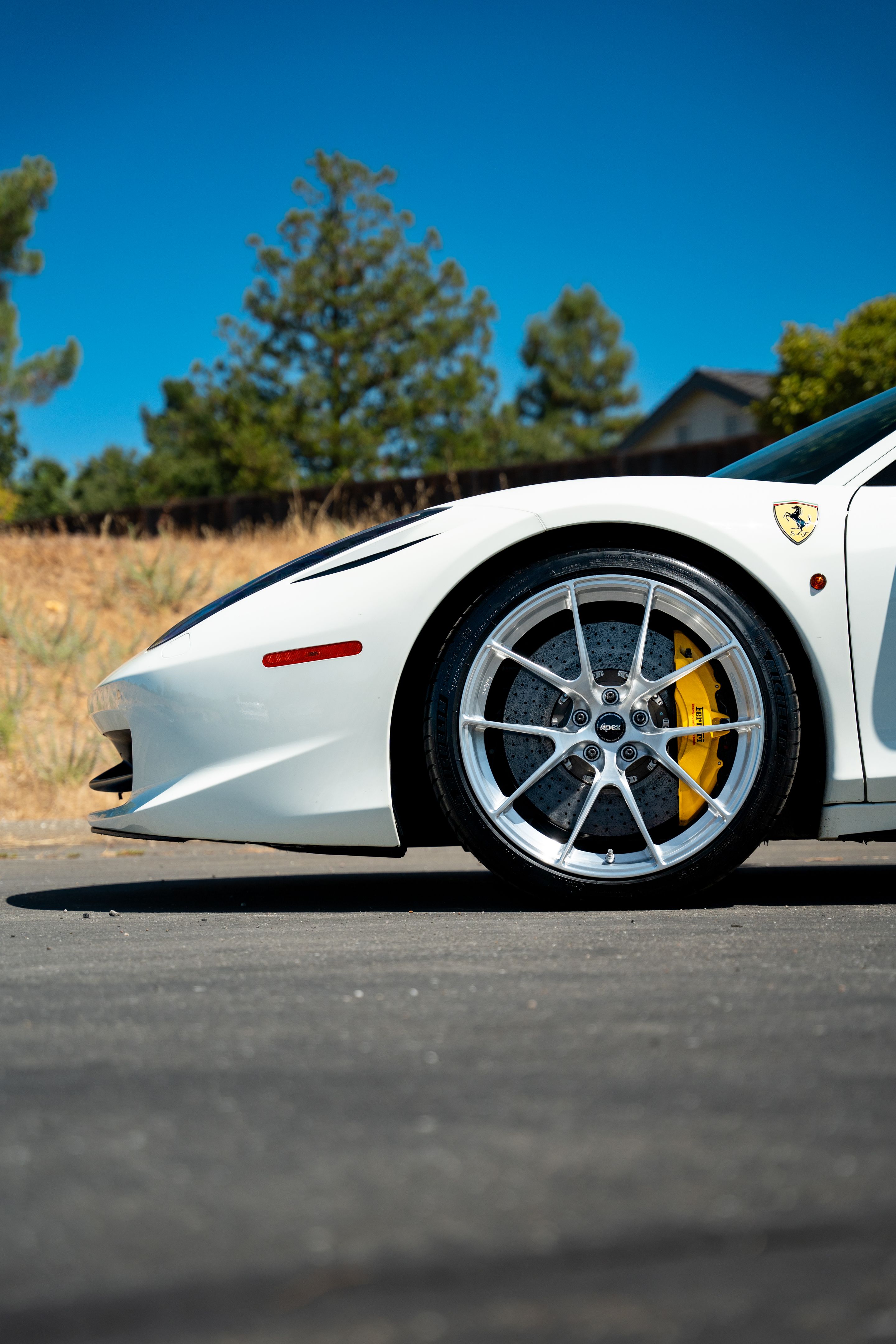 White Ferrari 458 Italia with 20" VS-5RS Apex wheels in Brushed Clear