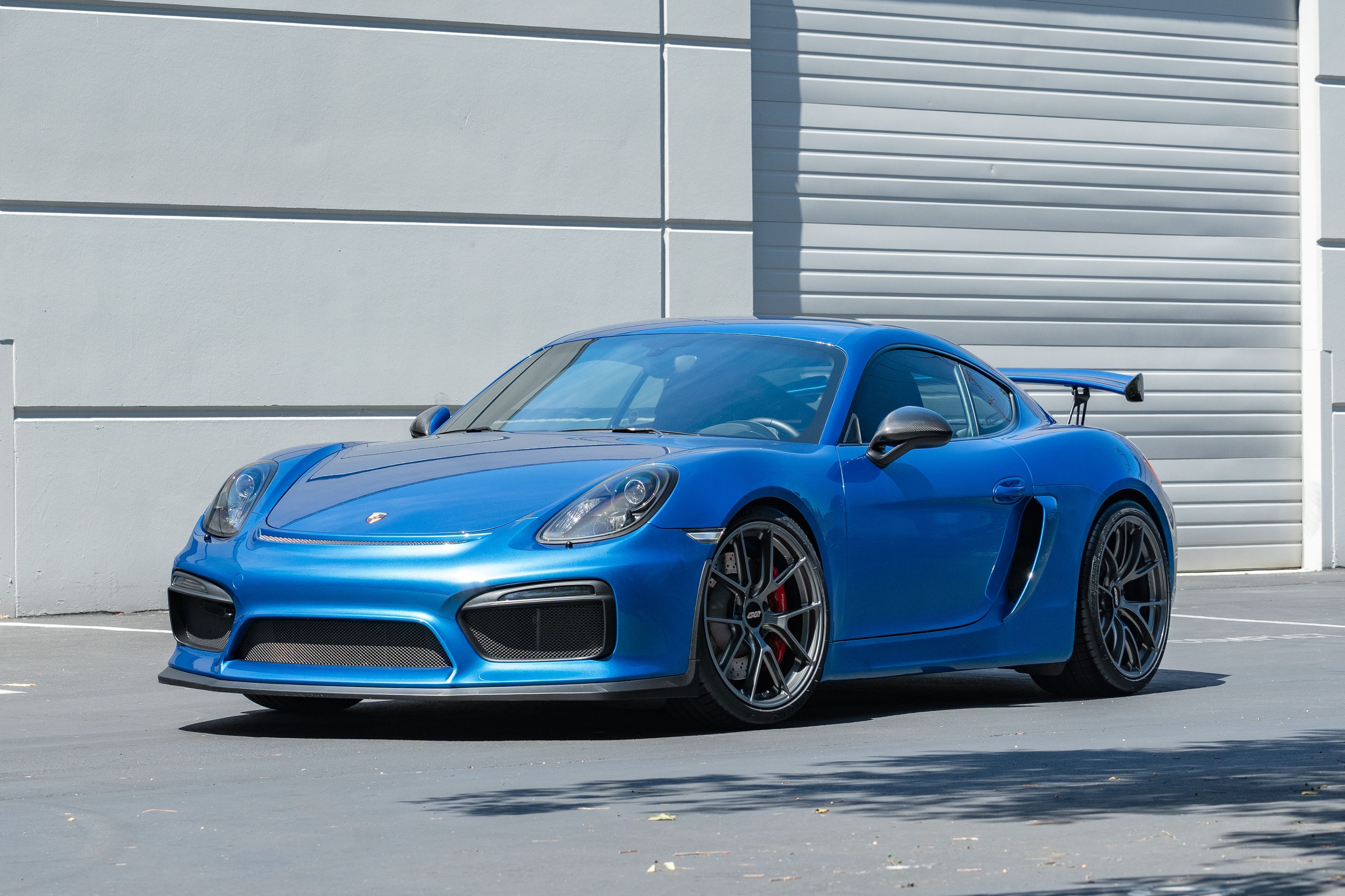 Blue Porsche 981 Cayman GT4 with 20" VS-5RS Apex wheels in Anthracite