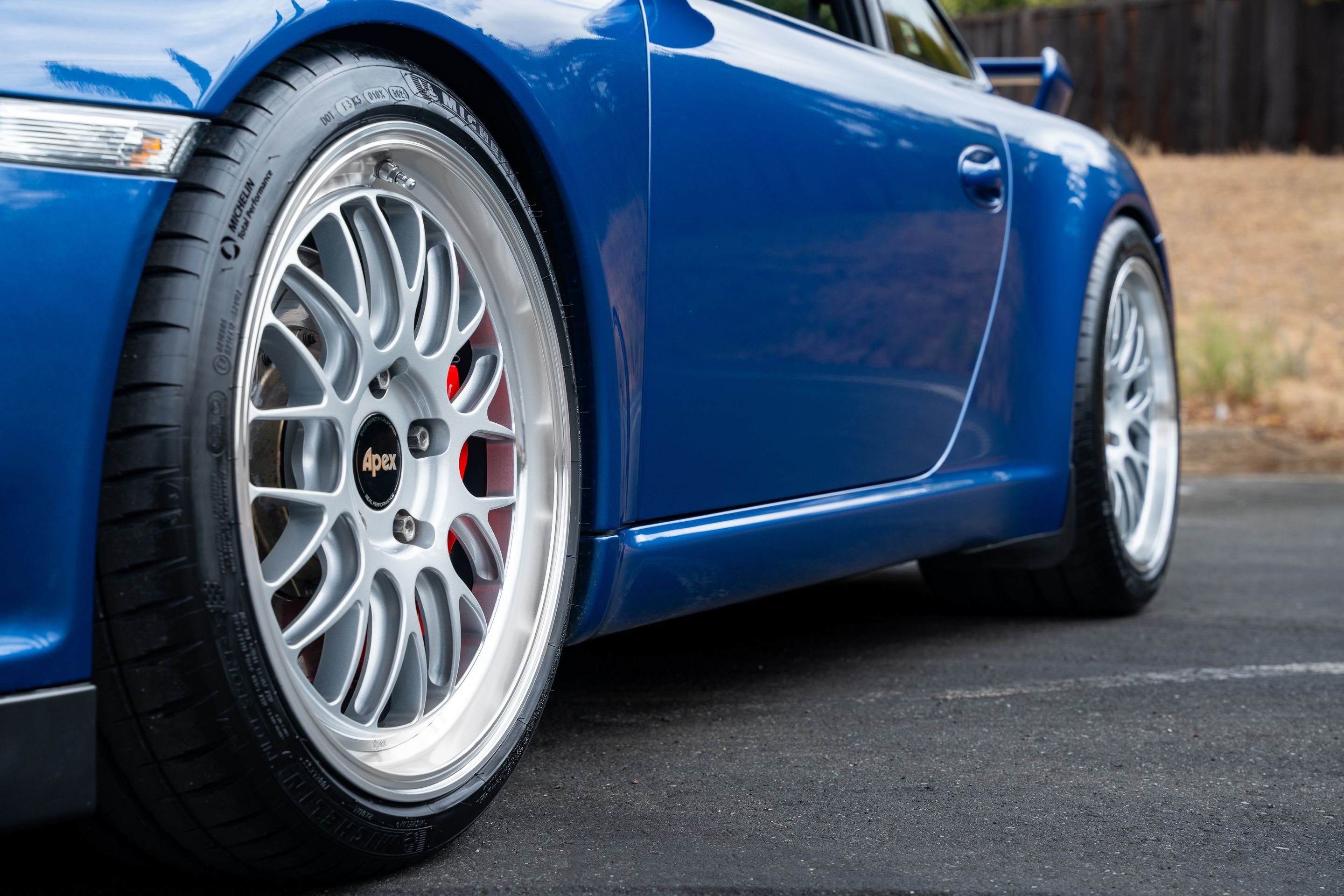 Blue Porsche 911 997 GT3 with 19" ML-10RT Apex wheels in Machined Lip Race Silver