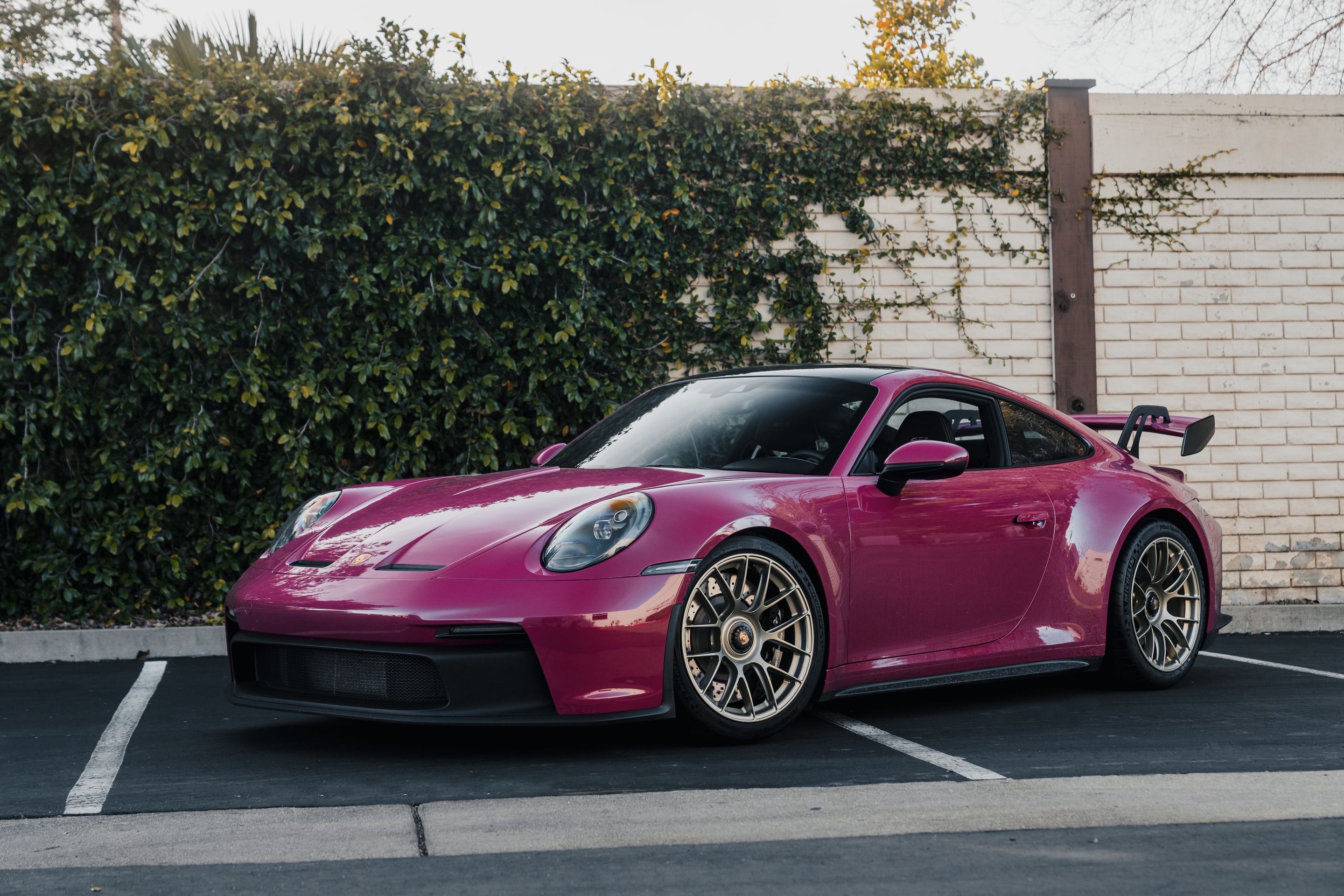 Pink Porsche 911 992.1 GT3 with 19" EC-7RS Apex wheels in Motorsport Gold