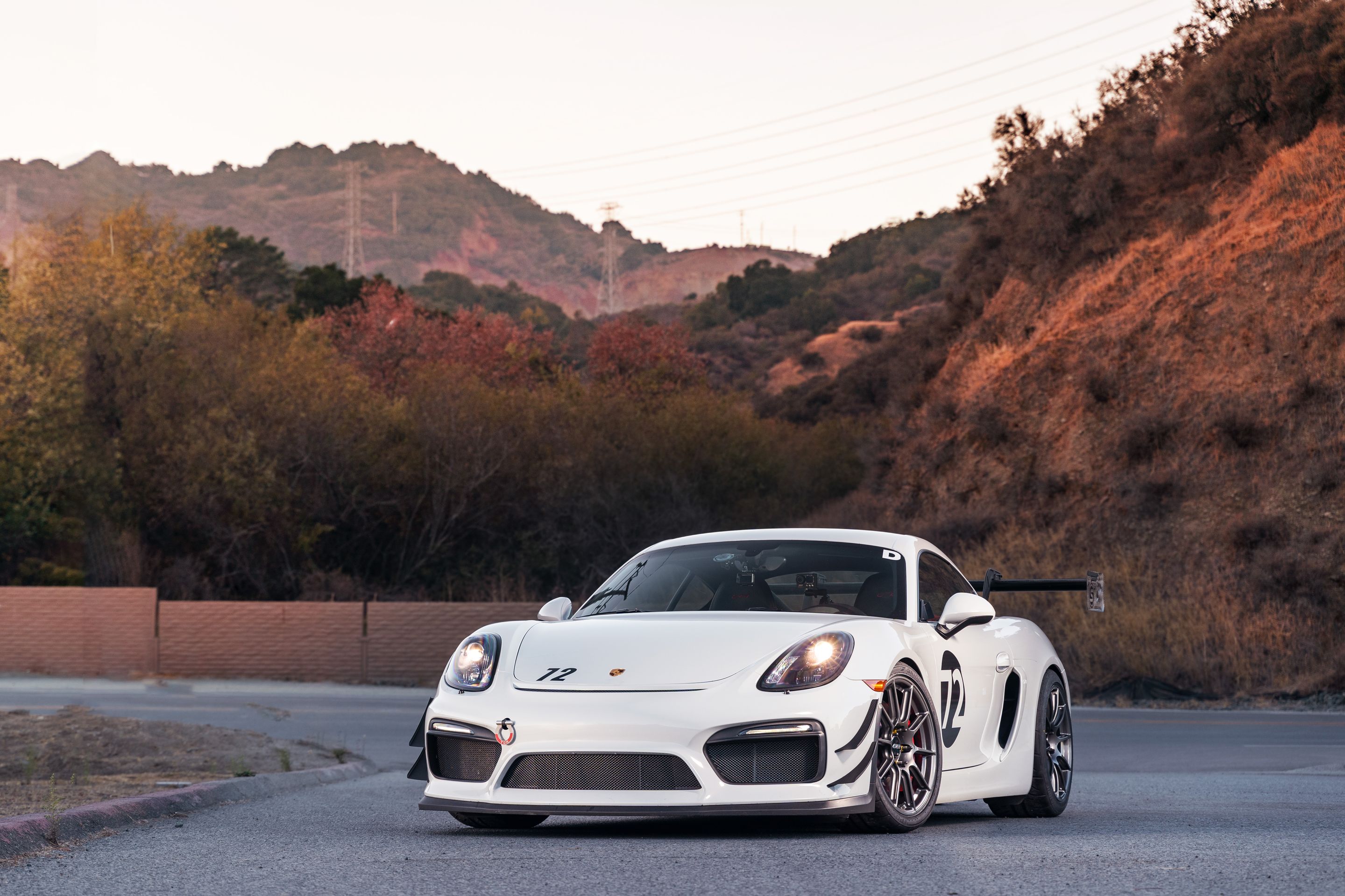 White Porsche 981 Cayman GT4 with 19" SM-10 Apex wheels in Anthracite