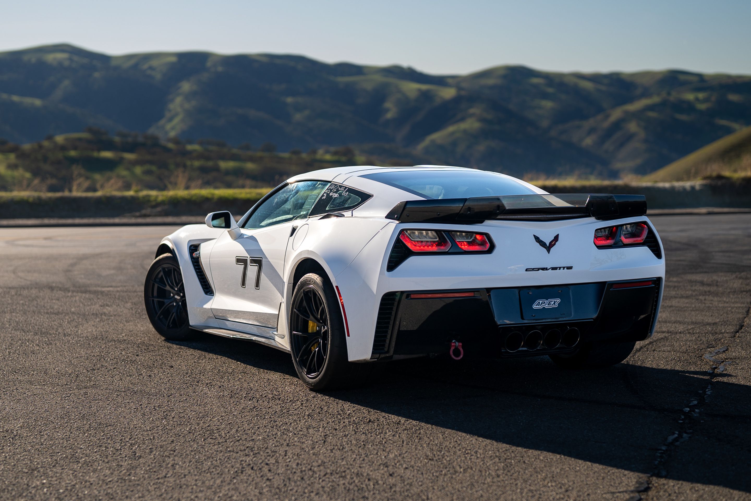 White Chevrolet C7 Corvette Z06 with 18" VS-5RS Apex wheels in Satin Black