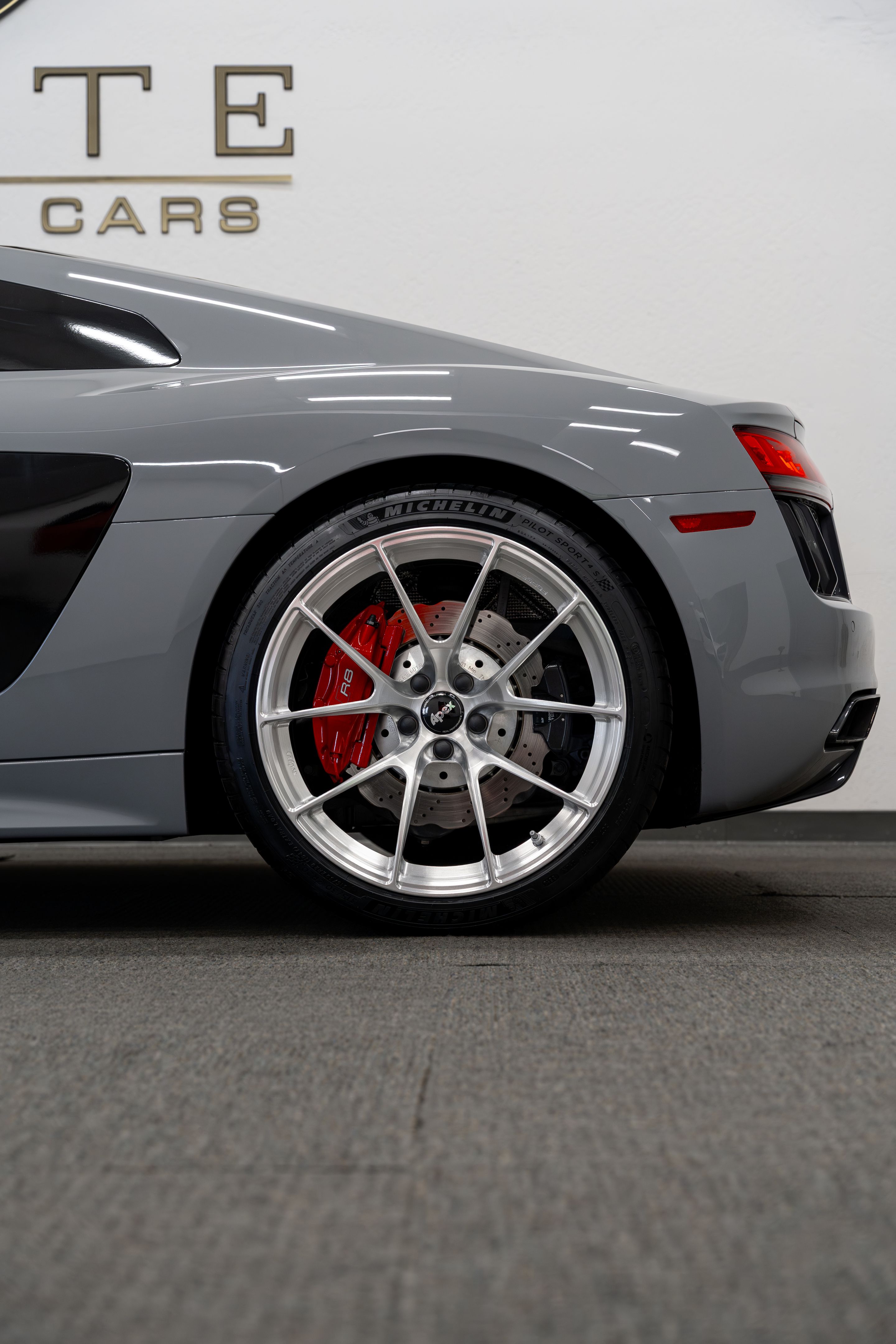 Grey Audi Gen 2 R8 with 19"/20" VS-5RS Apex wheels in Brushed Clear