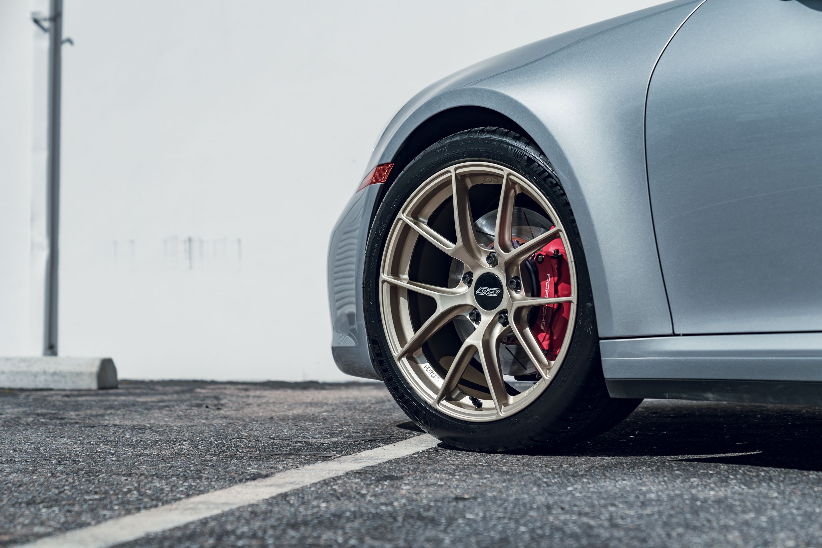 Silver Porsche 911 992.1 Carrera S with 19"/20" VS-5RS Apex wheels in Motorsport Gold