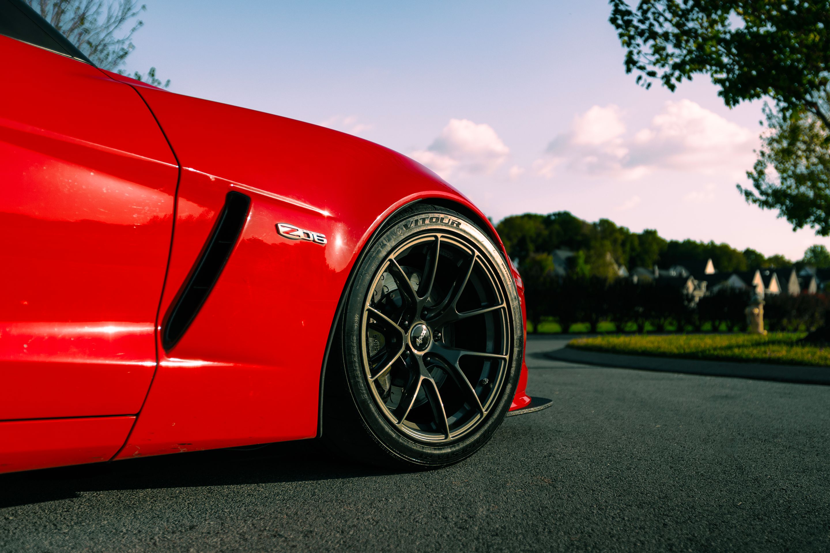 Red Chevrolet C6 Corvette Z06 with 18" VS-5RS Apex wheels in Anthracite