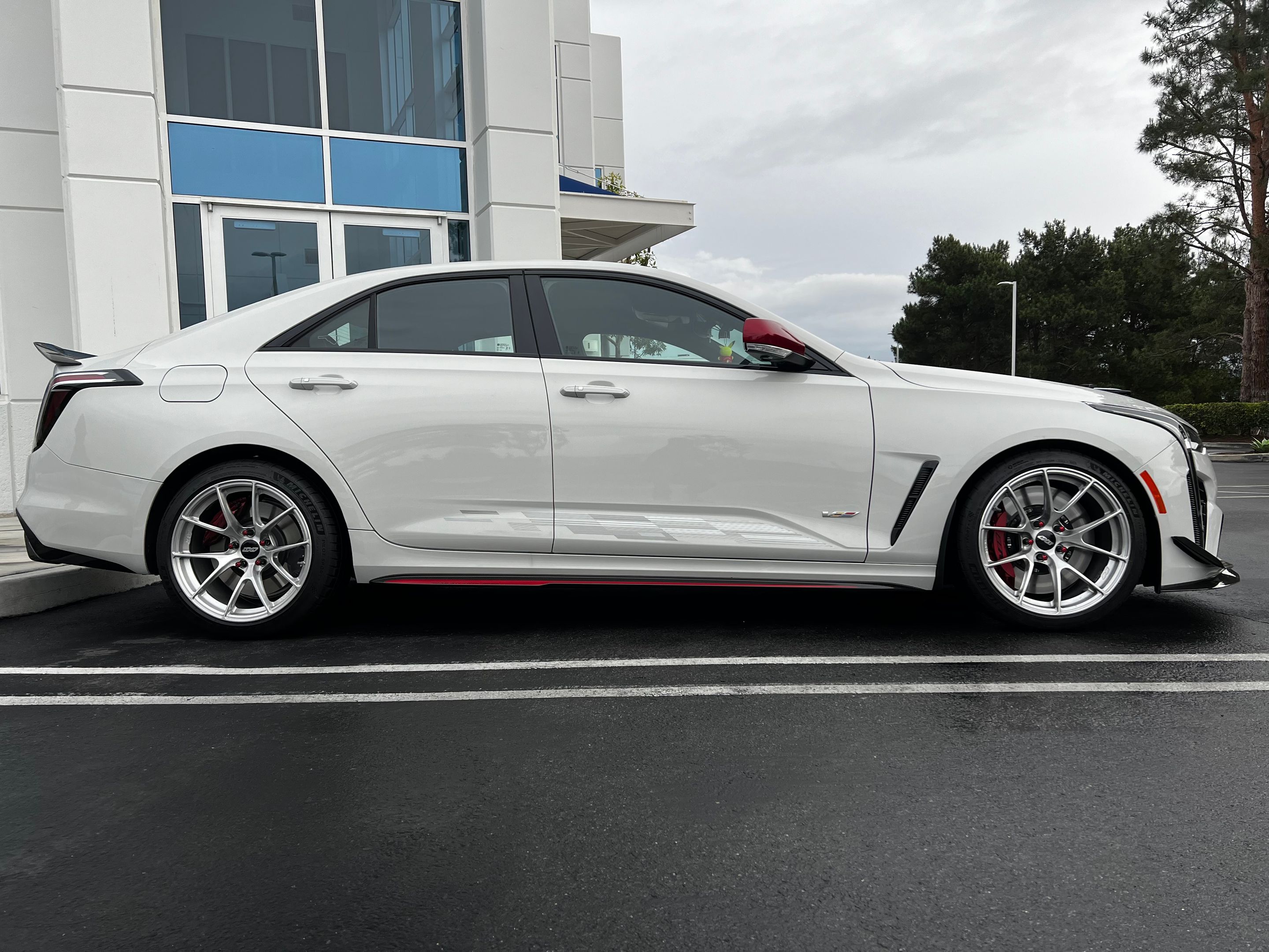 White Cadillac CT4-V Blackwing with 18" VS-5RS Apex wheels in Brushed Clear