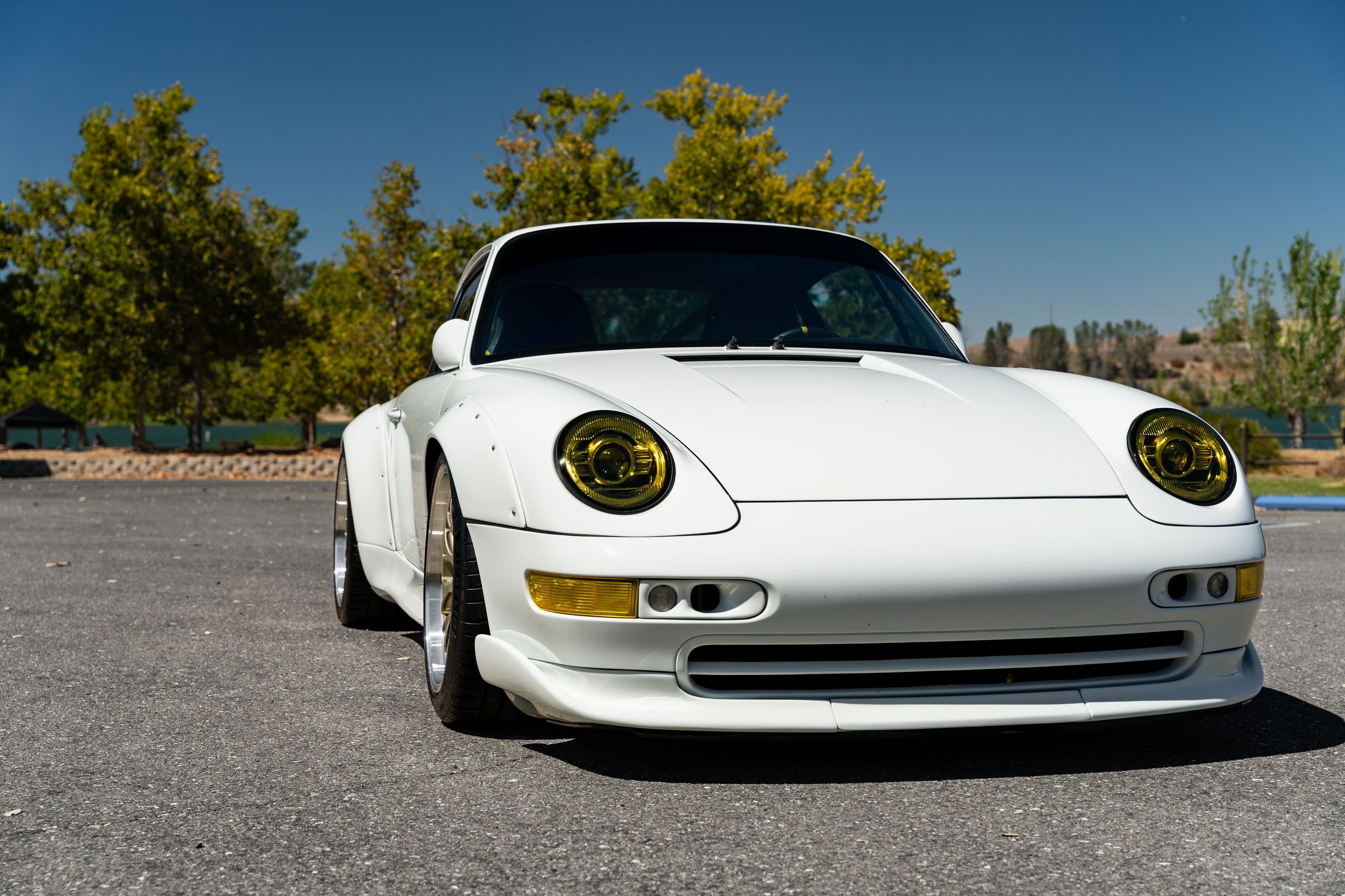 White Porsche 911 993 Carrera with 18" ML-10RT Apex wheels in Machined Lip Gloss Motorsport Gold