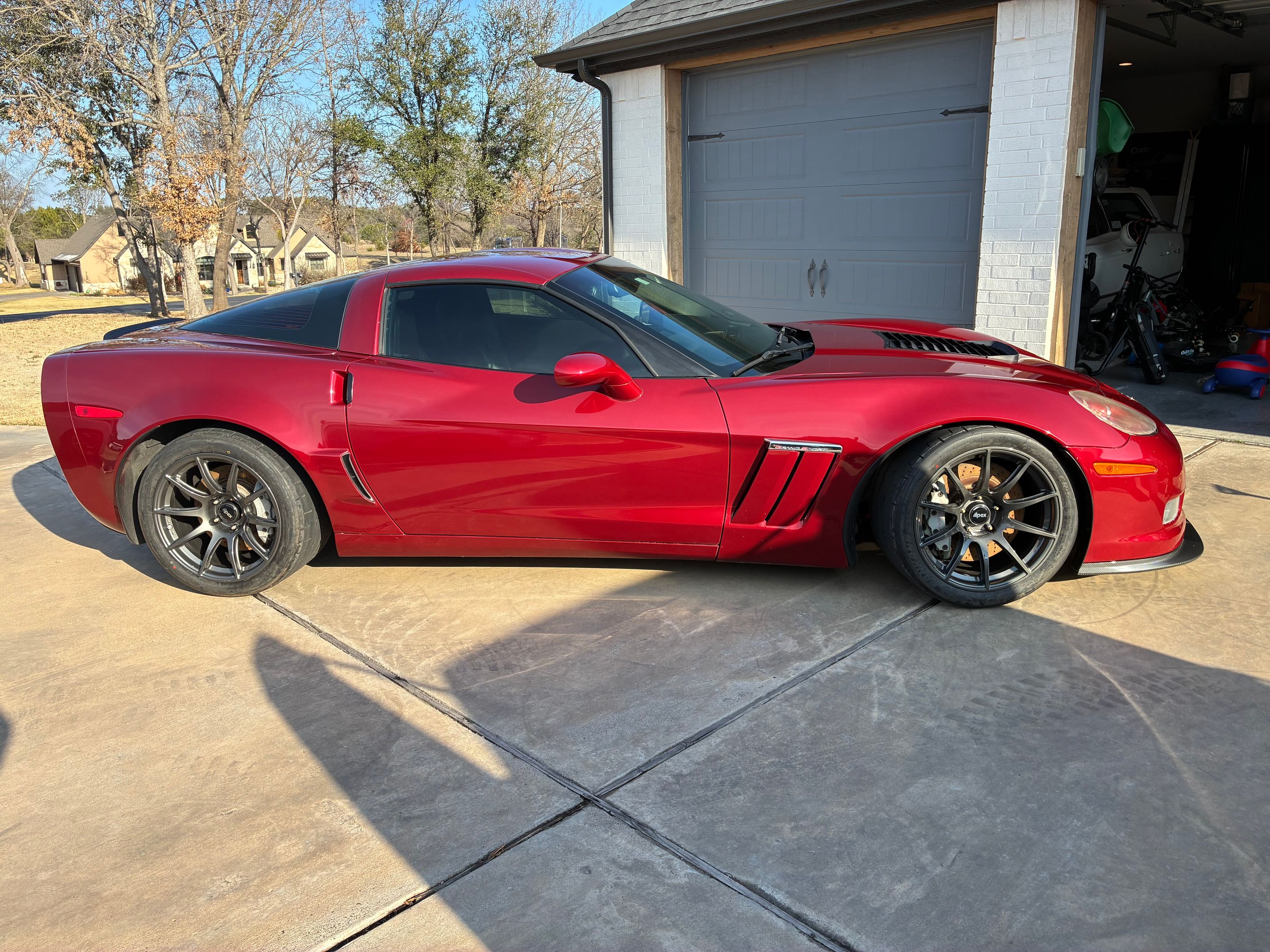 Red Chevrolet C6 Corvette Grand Sport with 18" SM-10 Apex wheels in Machined Lip Anthracite