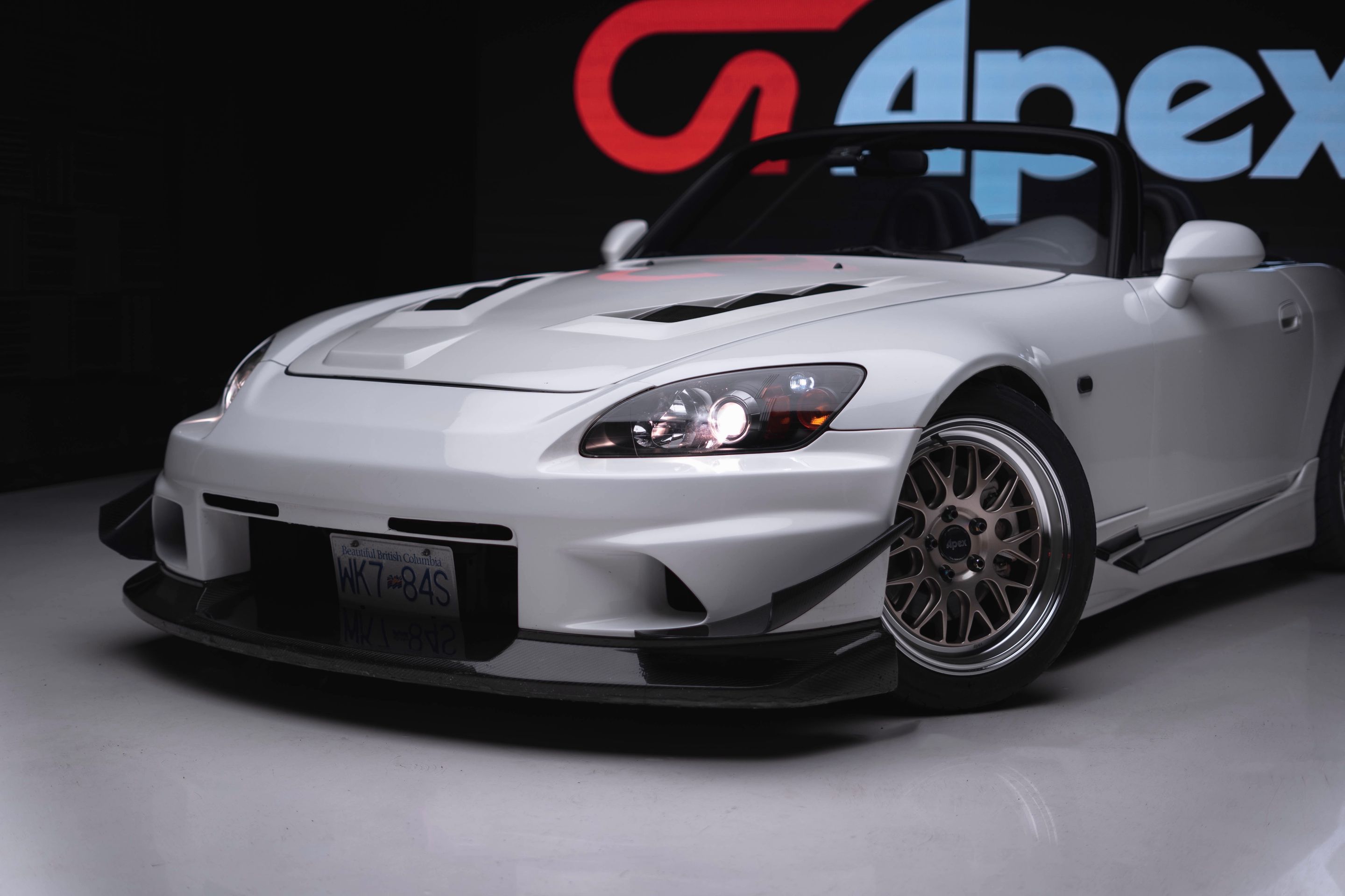 White Honda S2000 with 17" ML-10RT Apex wheels in Machined Lip Gloss Motorsport Gold