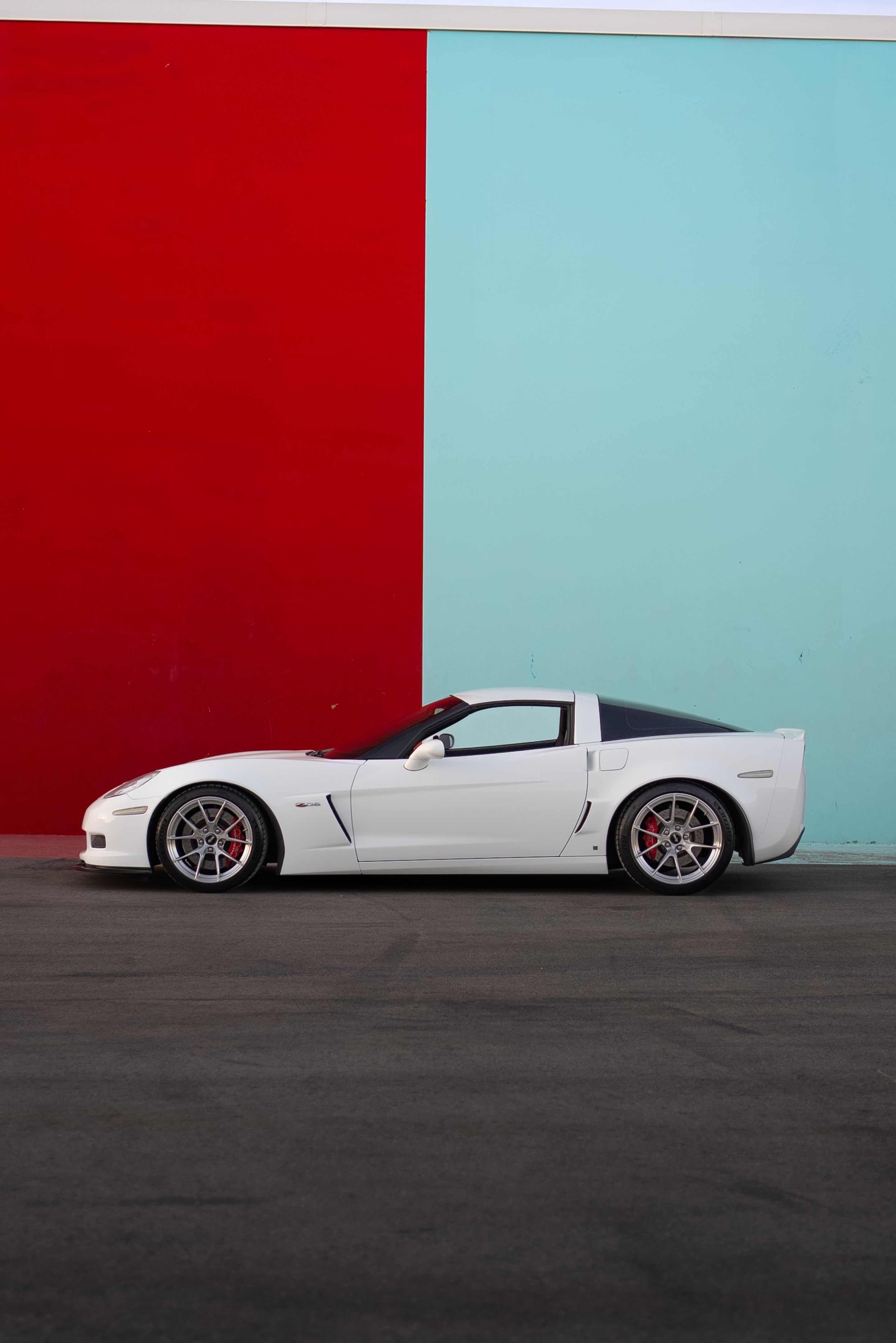 White Chevrolet C6 Corvette Z06 with 18"/19" VS-5RS Apex wheels in Brushed Clear