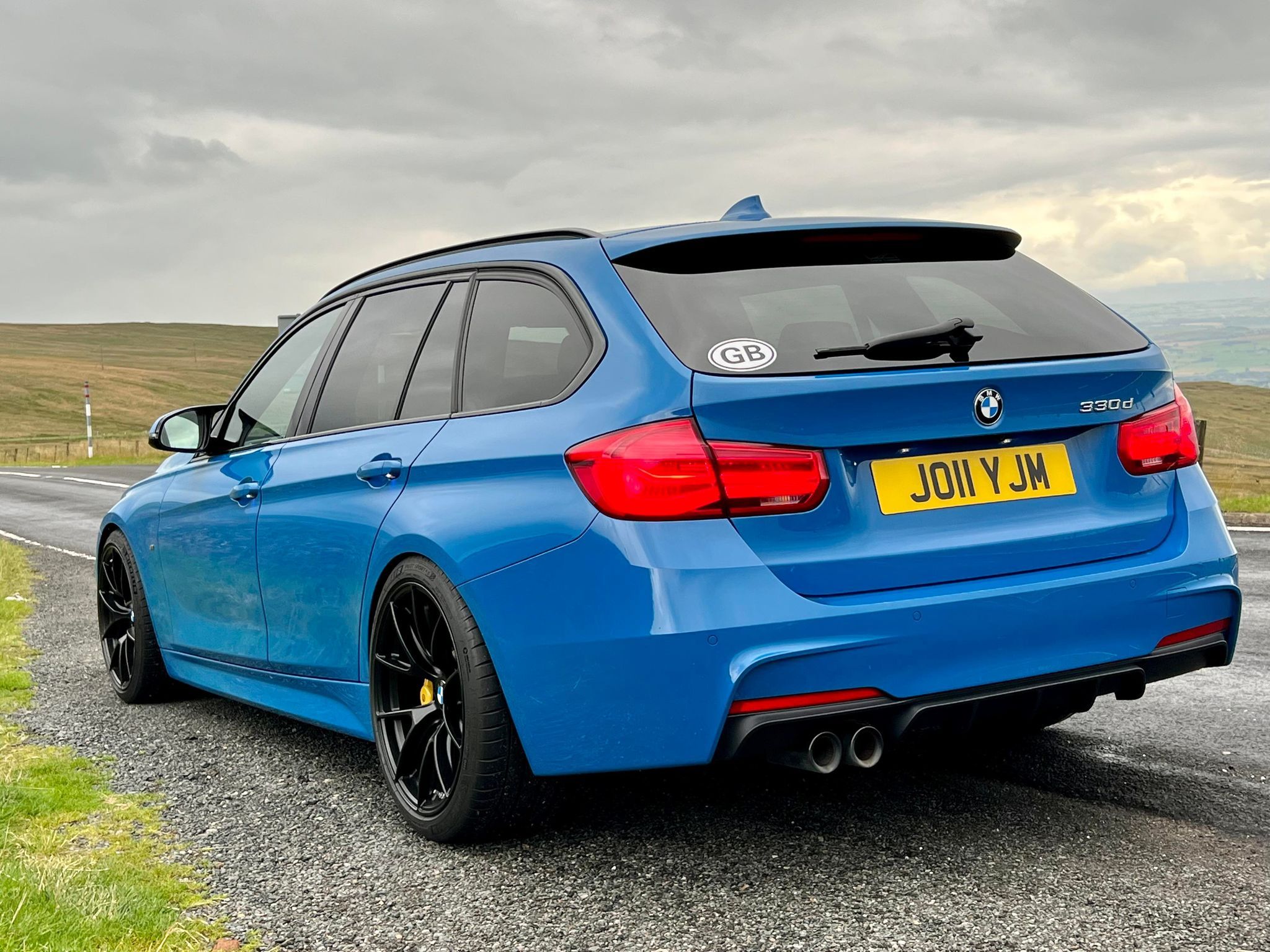 Blue BMW F31 Wagon 3 Series with 19" VS-5RS Apex wheels in Satin Black