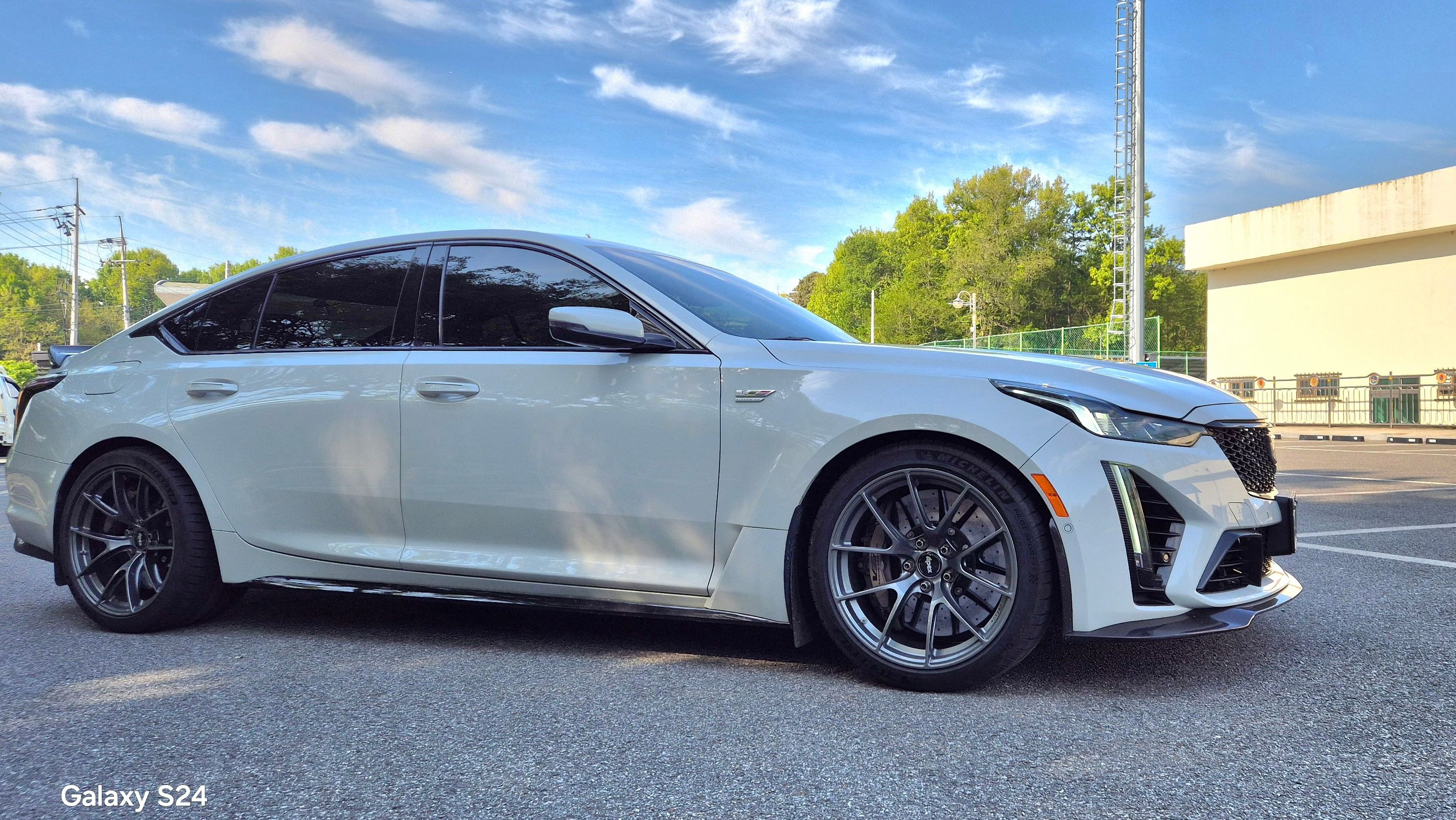Grey Cadillac CT5-V Blackwing with 19" VS-5RS Apex wheels in Anthracite