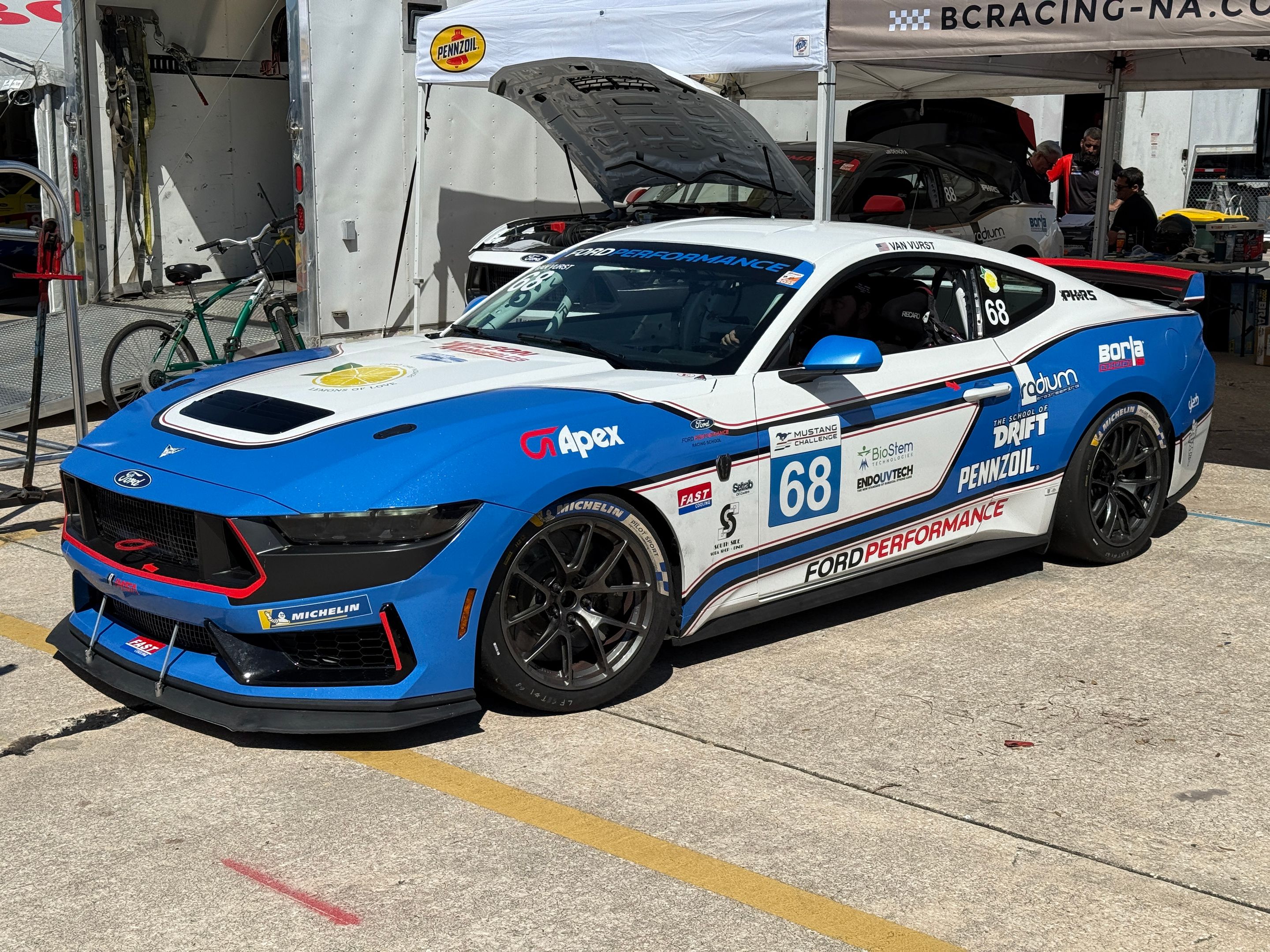 Multicolor Ford Performance Mustang Dark Horse R with 18" VS-5RE Apex wheels in Anthracite