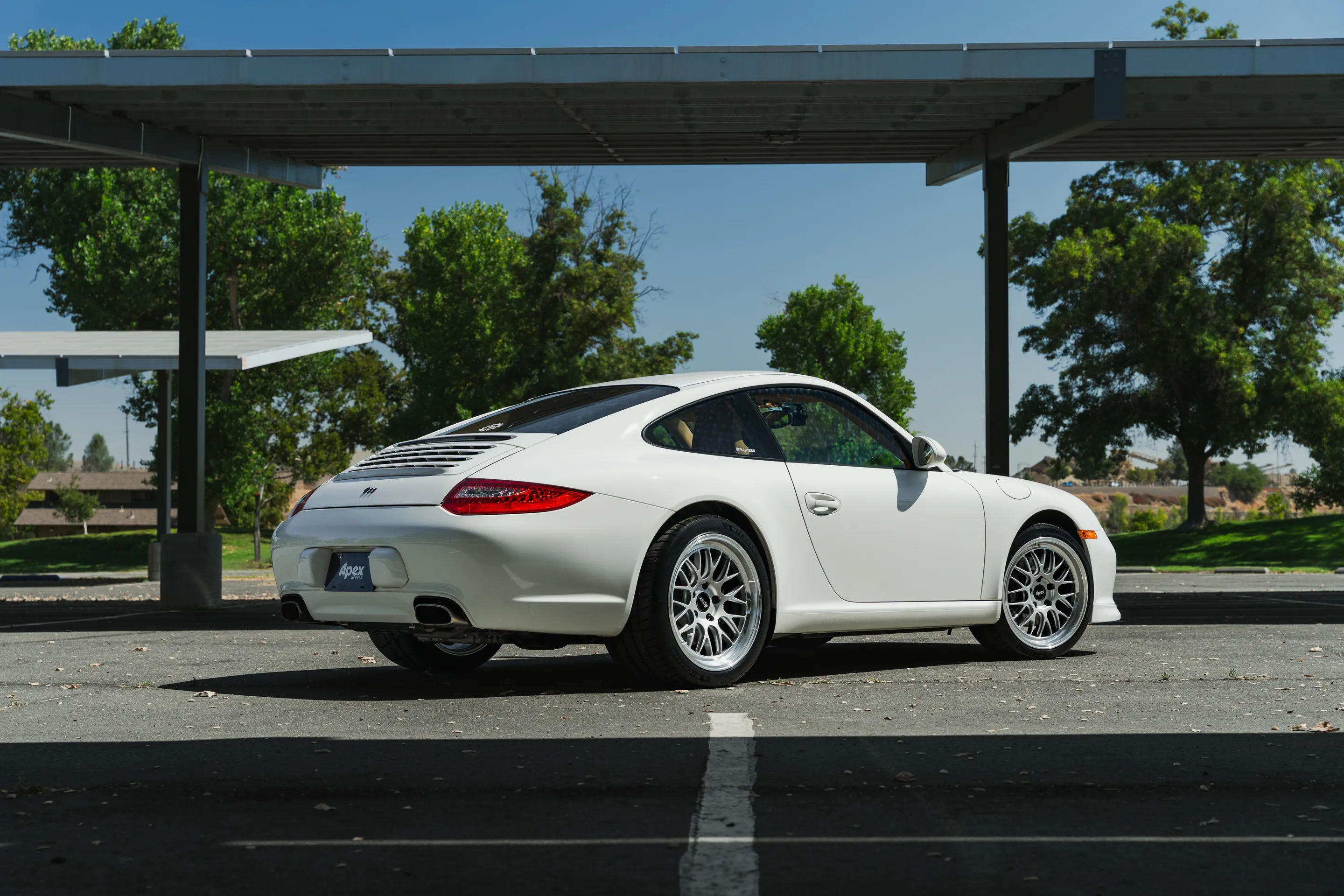 White Porsche 911 997 Carrera with 19" ML-10RT Apex wheels in Machined Lip Race Silver