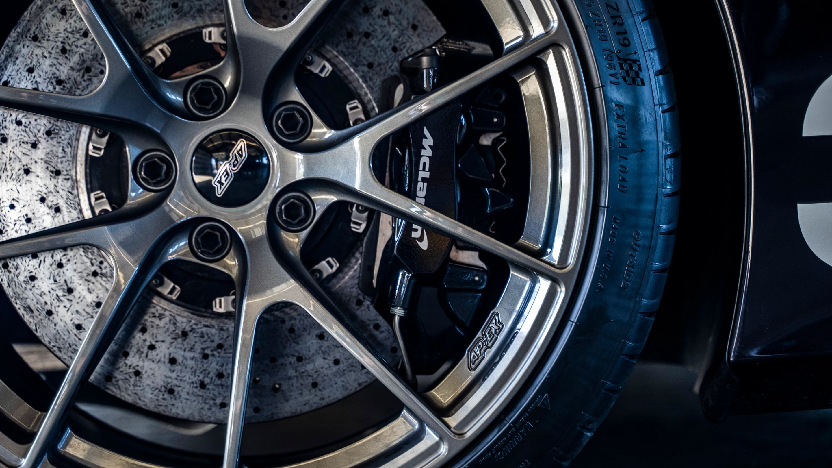 Black McLaren 720S with 19"/20" VS-5RS Apex wheels in Anthracite