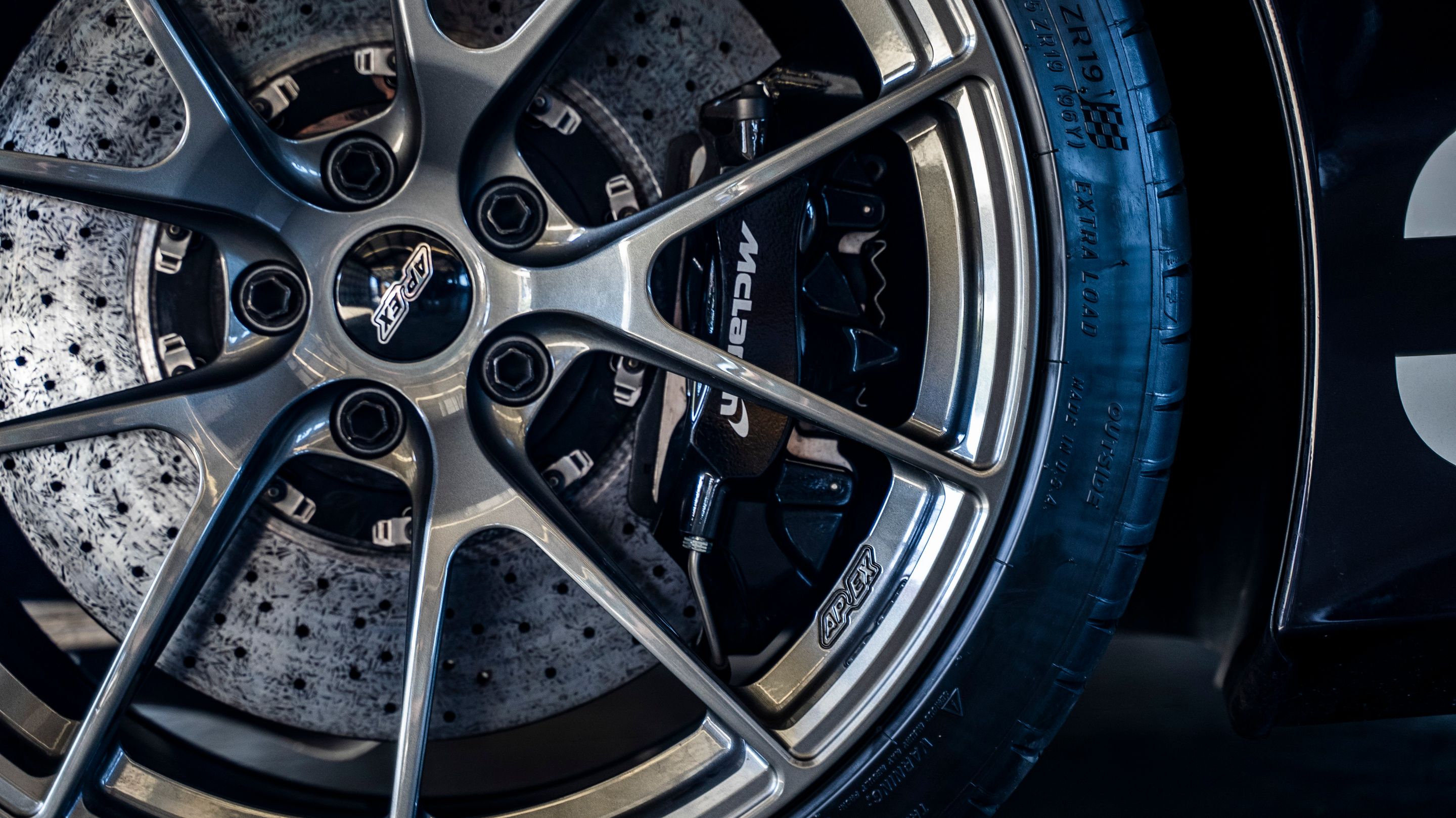 Black McLaren 720S with 19"/20" VS-5RS Apex wheels in Anthracite