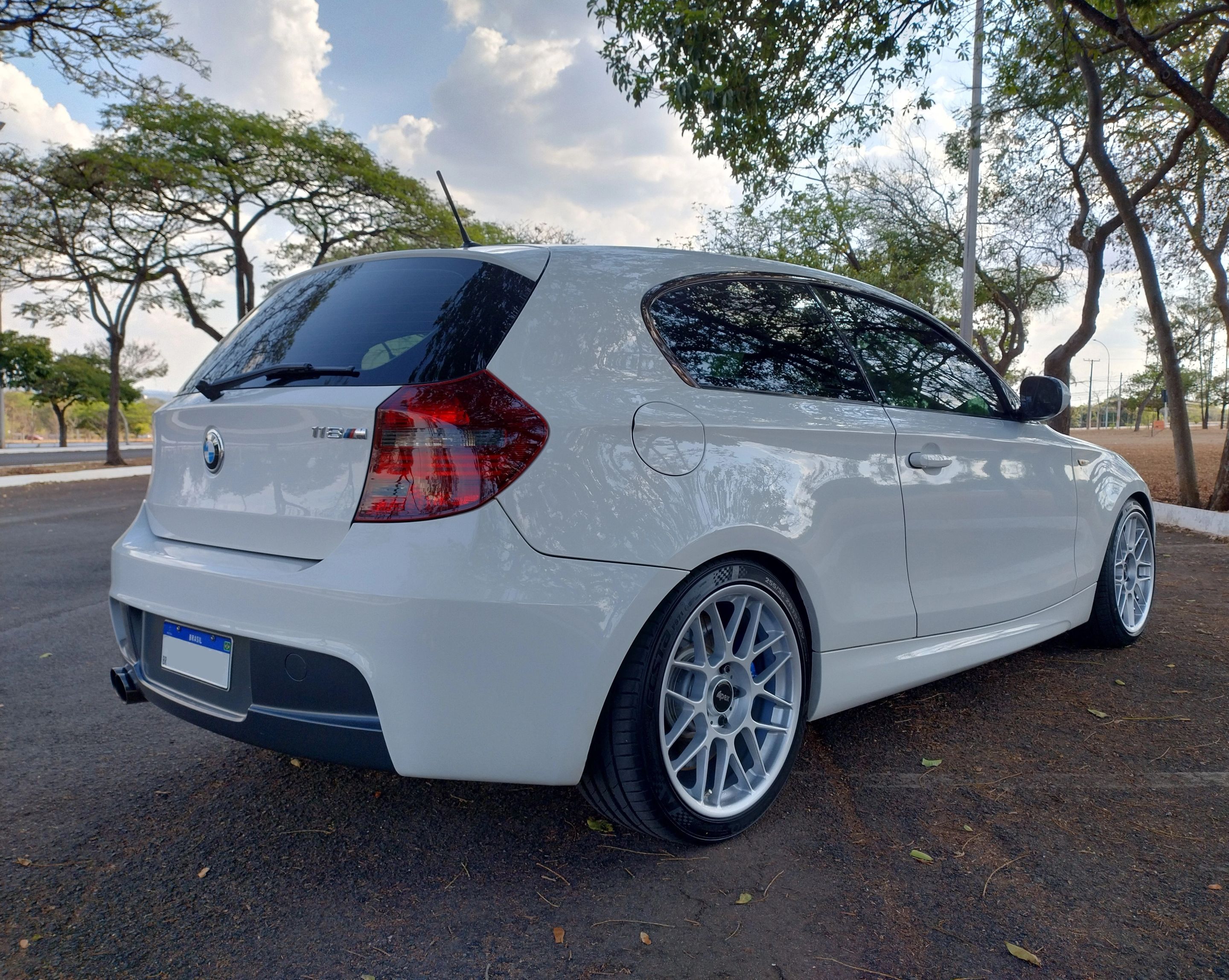 White BMW F20 Hatchback 1 Series with 18" ARC-8 Apex wheels in Race Silver