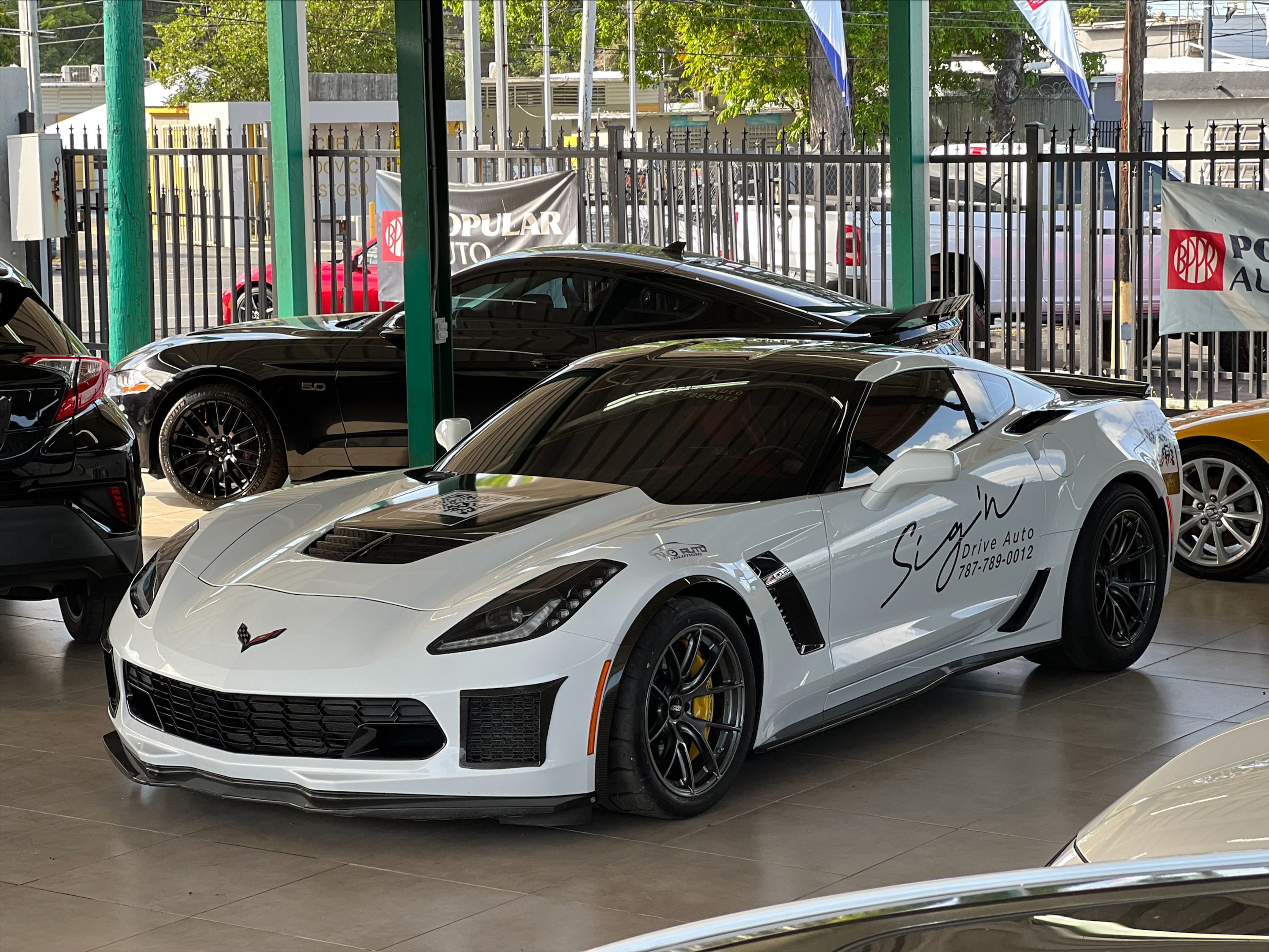 White Chevrolet C7 Corvette Z06 with 18" VS-5RS Apex wheels in Anthracite