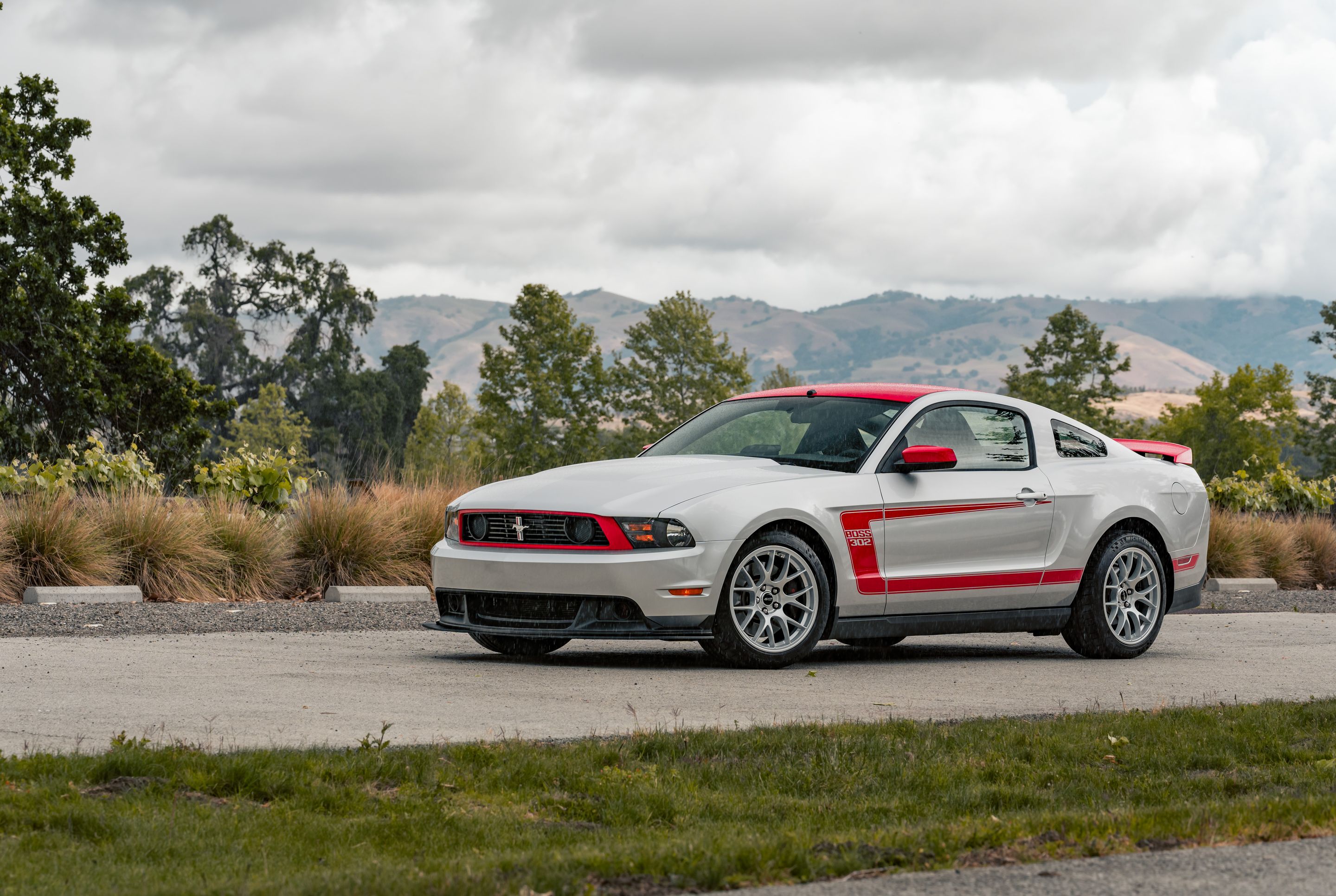Silver Ford S197 Mustang Boss 302 with 18" EC-7 Apex wheels in Race Silver