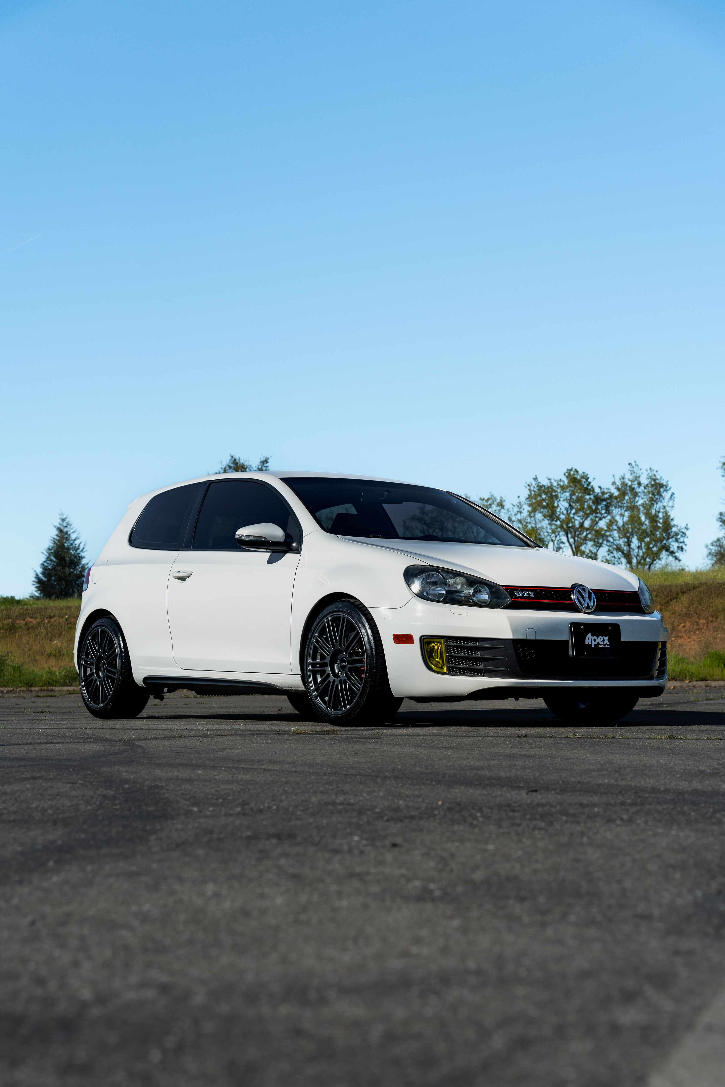 White VW MK6 GTI with 18" TC-10RT Apex wheels in Anthracite
