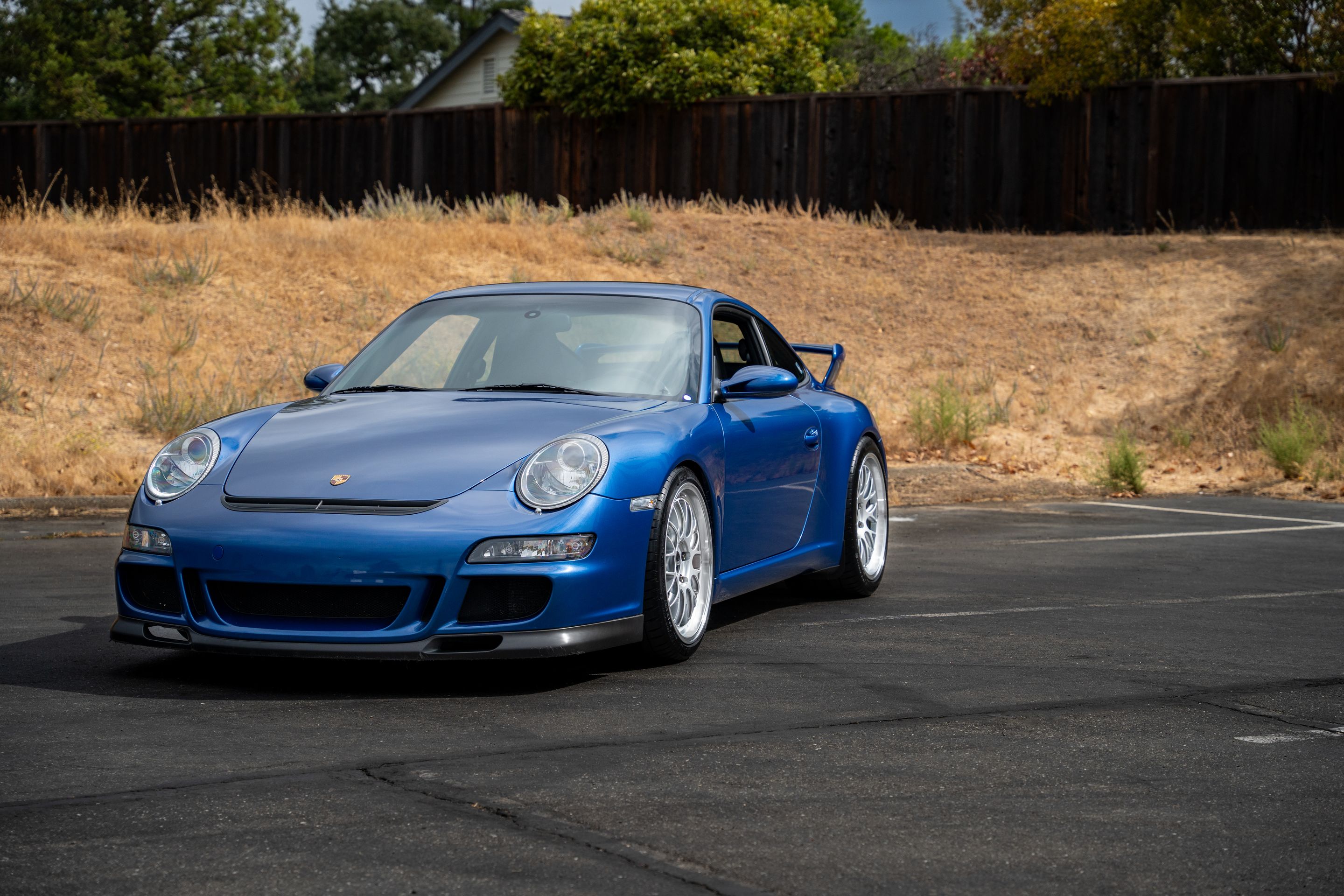 Blue Porsche 911 997 GT3 with 19" ML-10RT Apex wheels in Machined Lip Race Silver