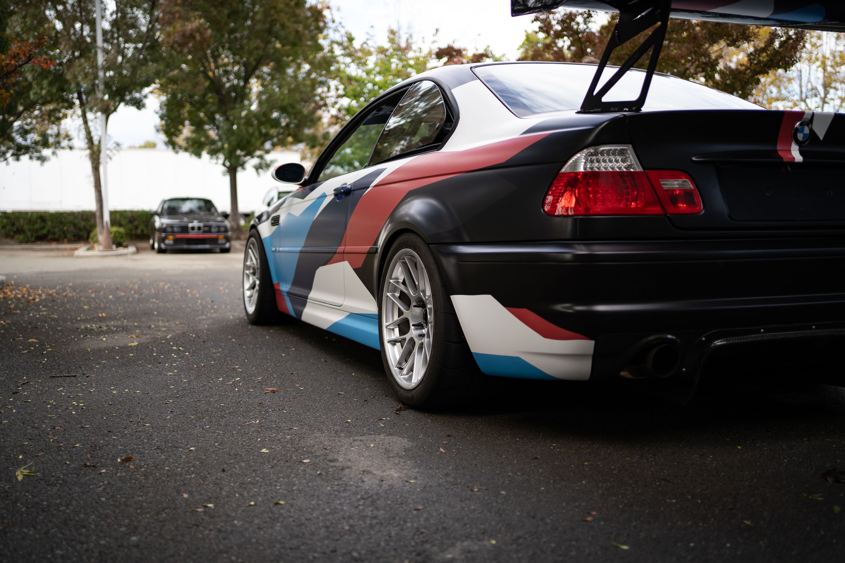 Race Livery BMW E46 M3 with 18" ARC-8 Apex wheels in Hyper Silver