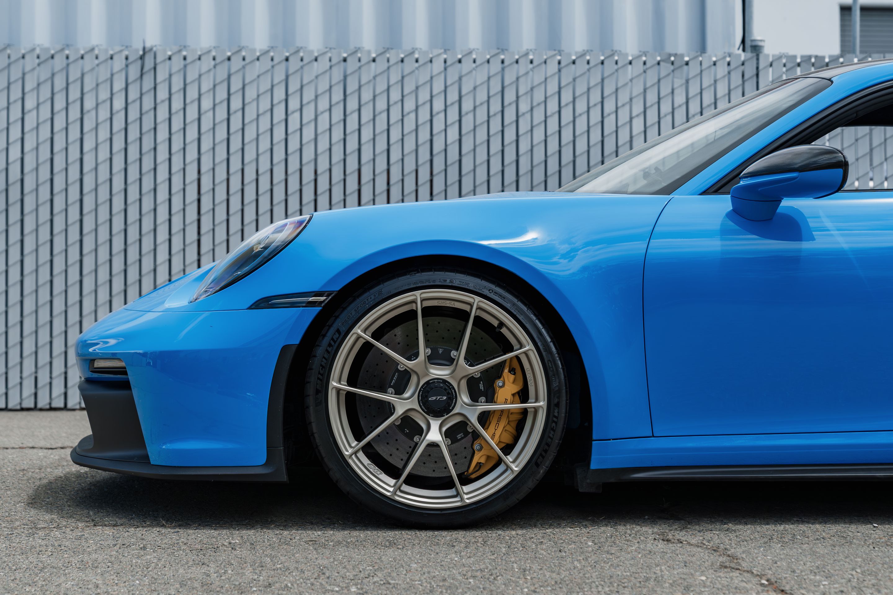 Blue Porsche 911 992.1 GT3 with 20" VS-5RS Apex wheels in Motorsport Gold