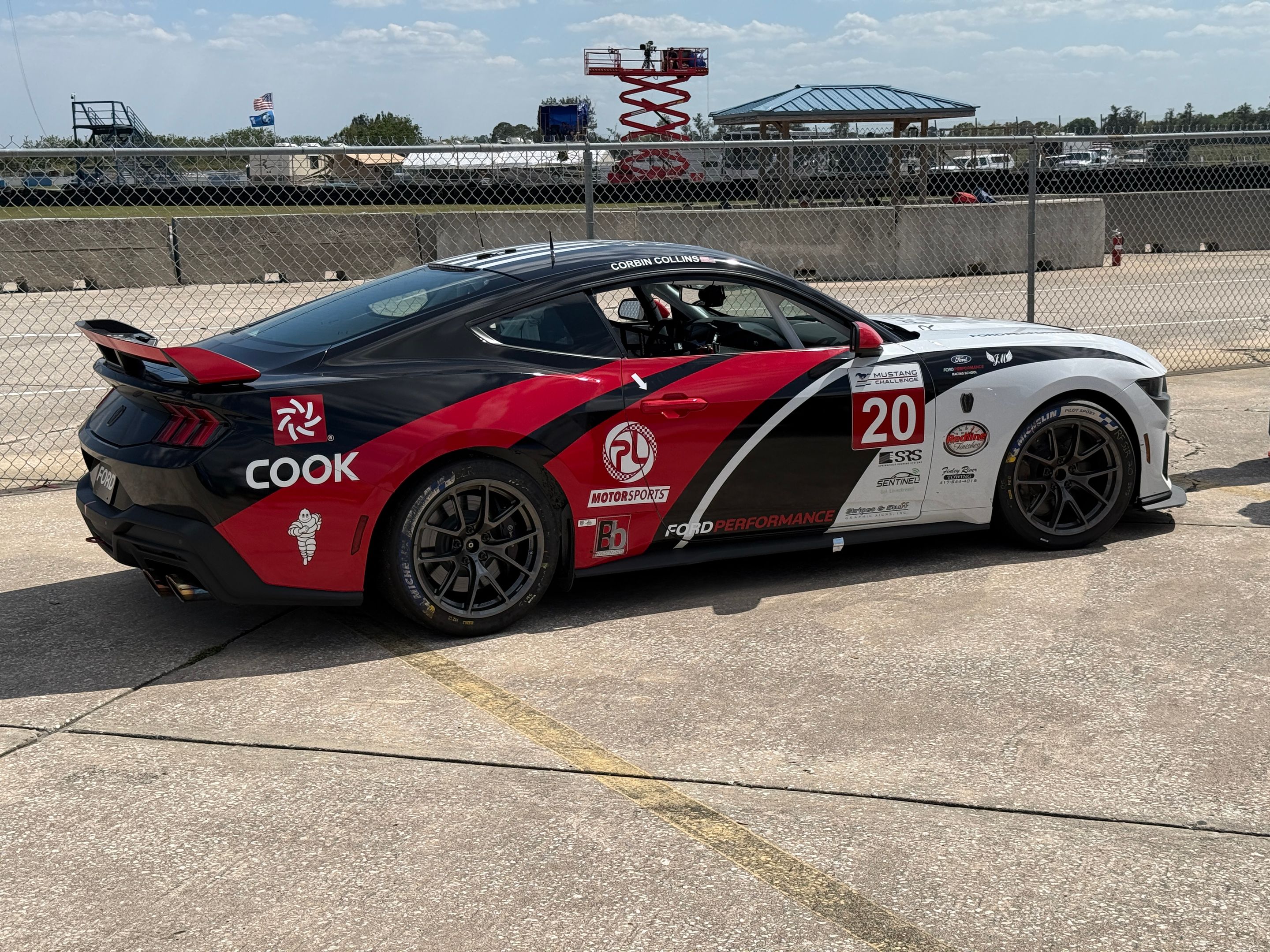 Multicolor Ford Performance Mustang Dark Horse R with 18" VS-5RE Apex wheels in Anthracite