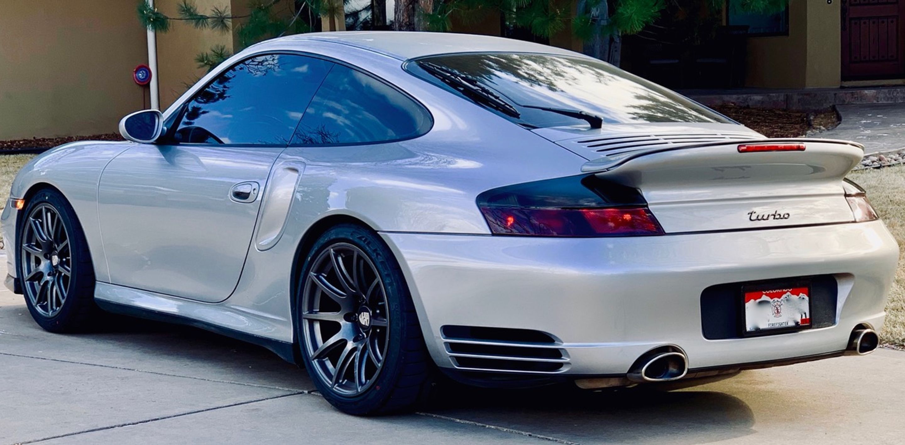 Silver Porsche 911 996 Turbo with 18" SM-10 Apex wheels in Anthracite