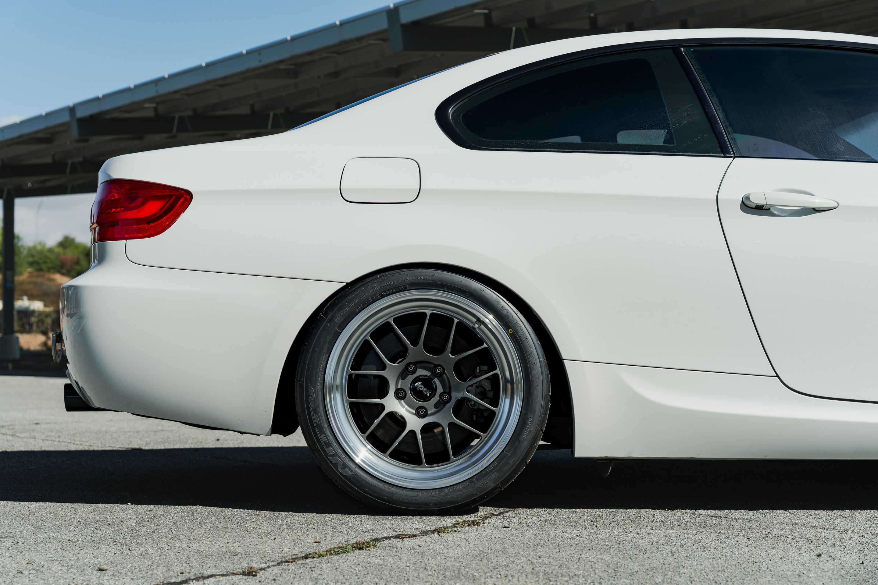 White BMW 3 Series with 18" ML-7RT Apex wheels in Machined Lip Anthracite