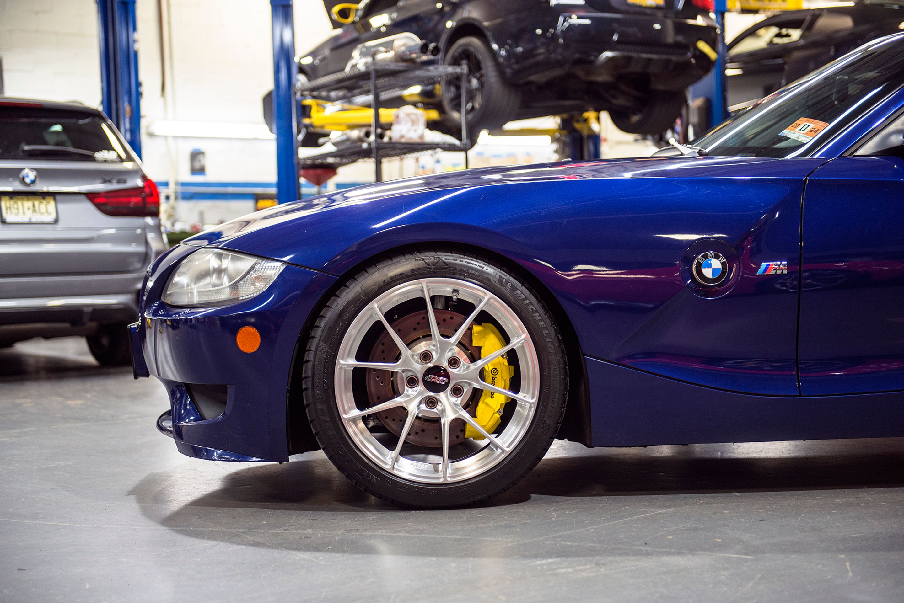 Blue BMW E85 Roadster Z4 M with 18" VS-5RS Apex wheels in Brushed Clear