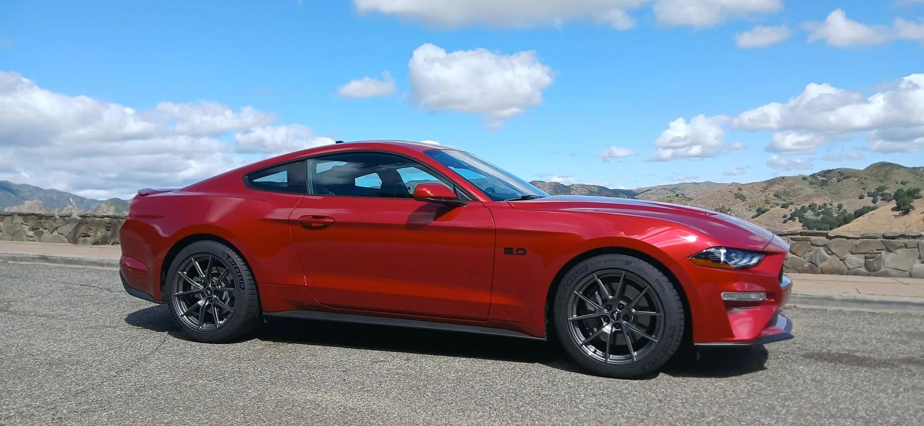 Red Ford Mustang - VS-5 in Anthracite