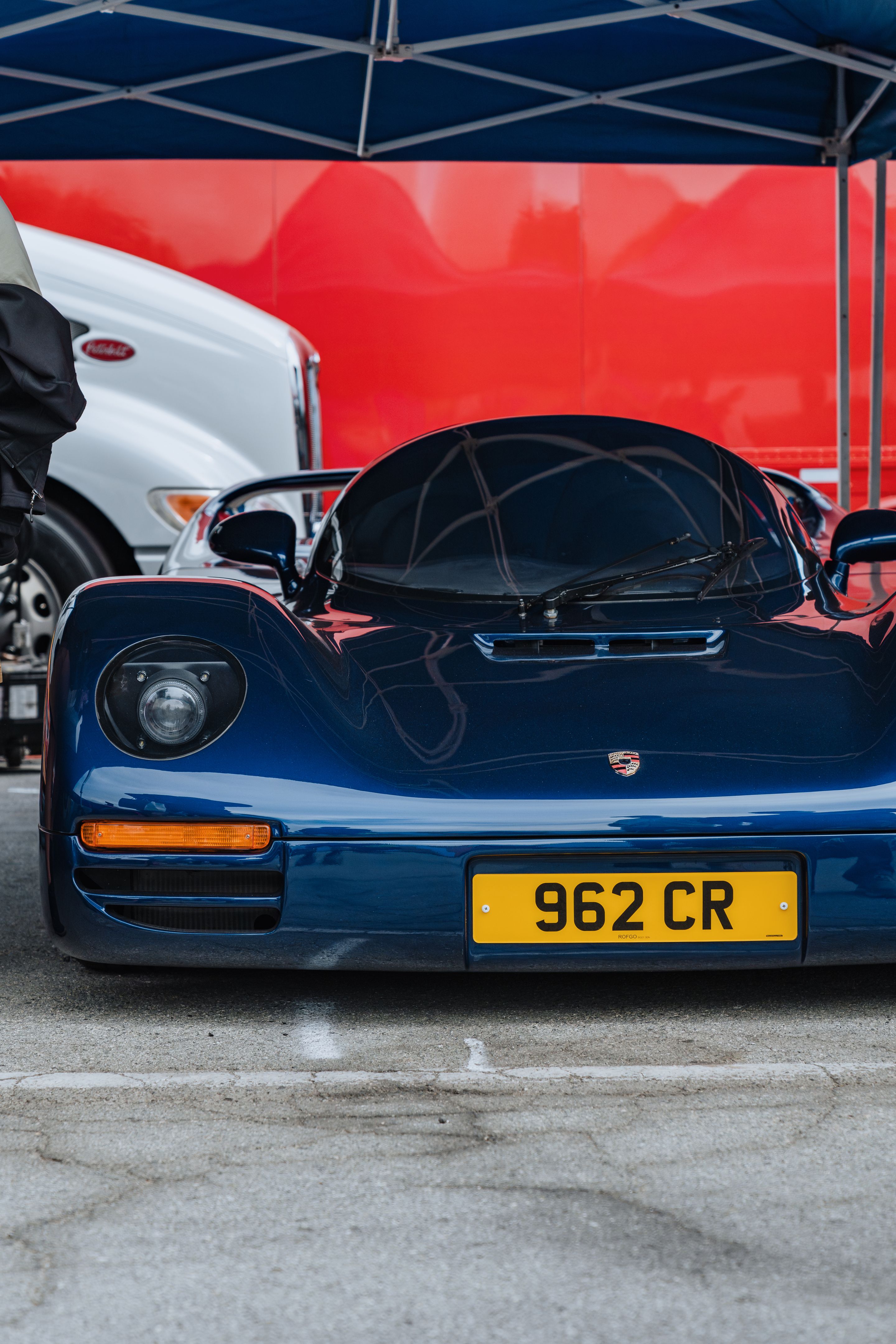 White Porsche 911 996 GT2 with 18" EC-7RS Apex wheels in Anthracite