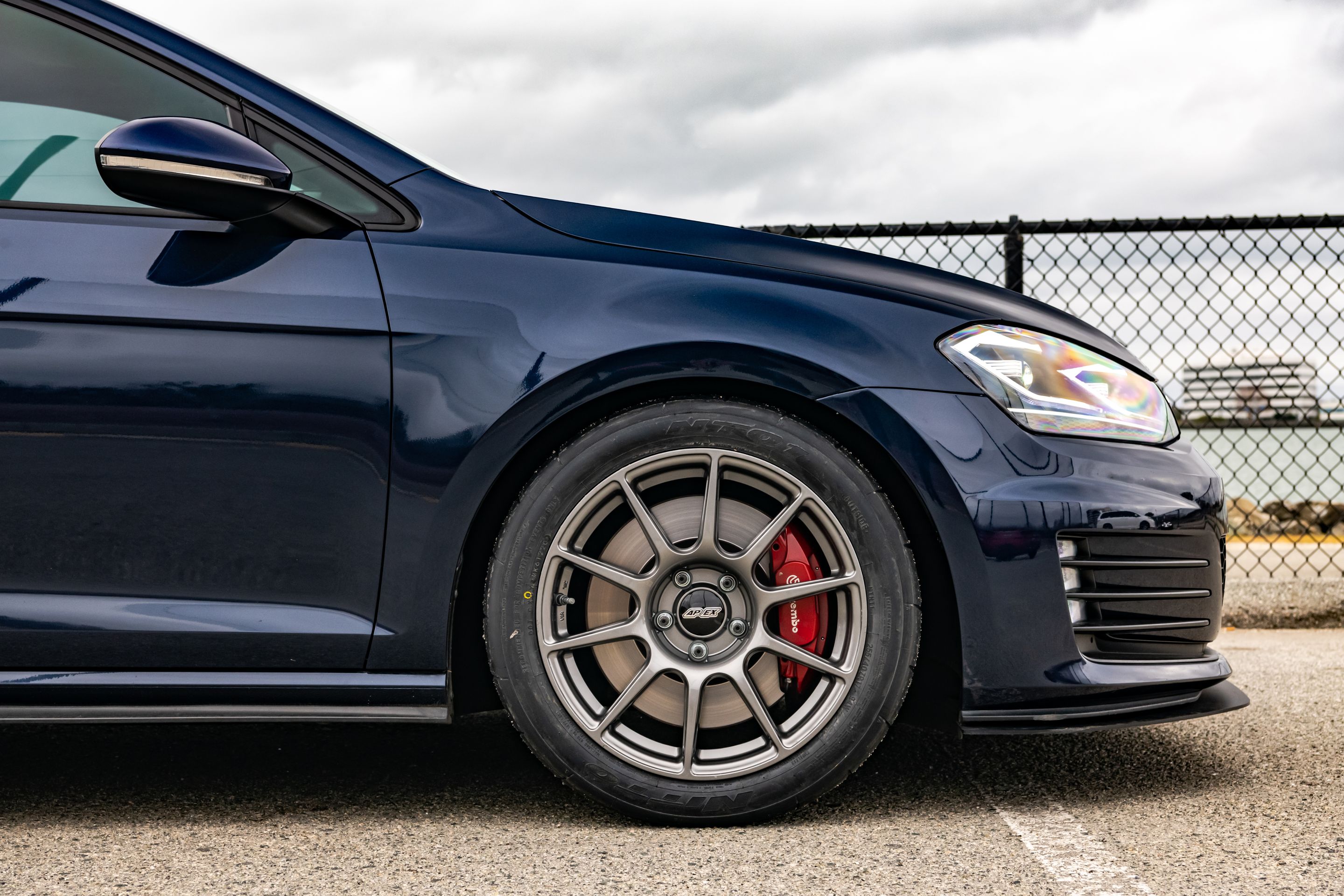 Blue VW MK7 GTI with 17" SM-10 Apex wheels in Anthracite