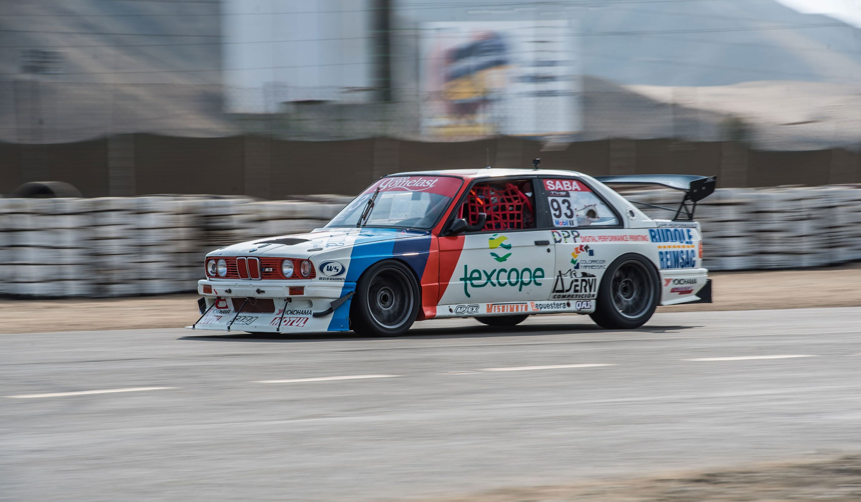 Race Livery BMW E30 M3 with 17" ARC-8 Apex wheels in Anthracite