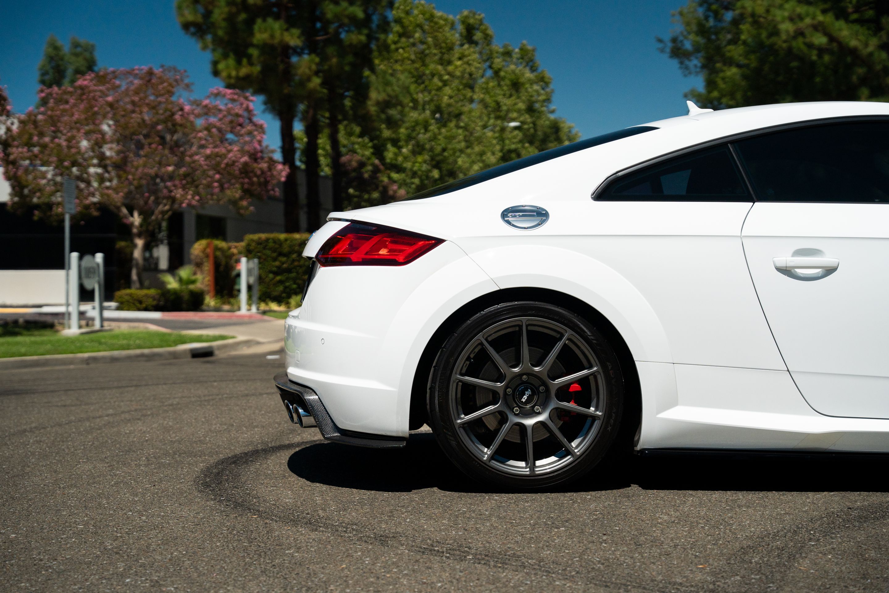White Audi 8S TTS with 18" SM-10 Apex wheels in Anthracite