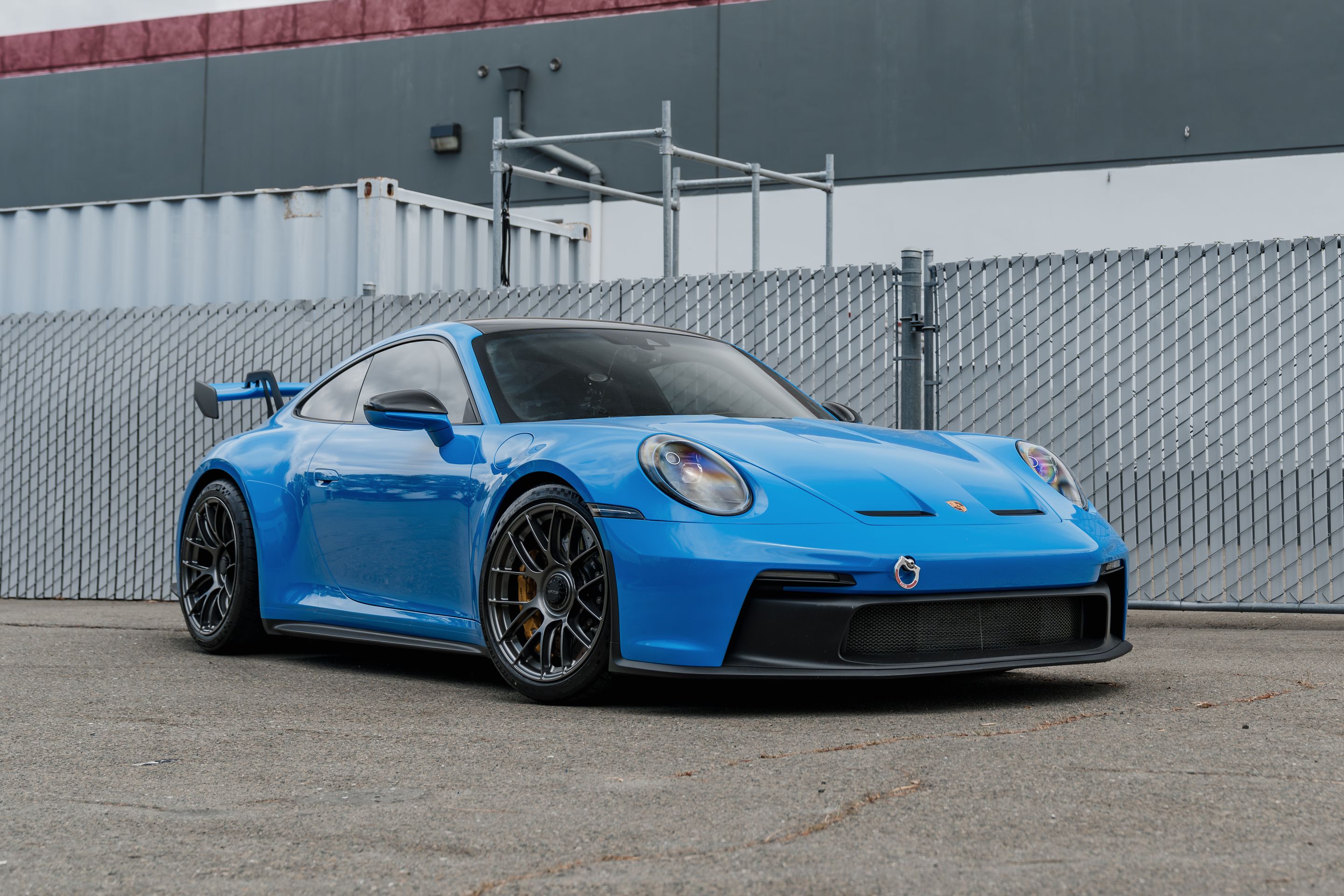 Blue Porsche 911 992.1 GT3 with 19" EC-7RS Apex wheels in Anthracite