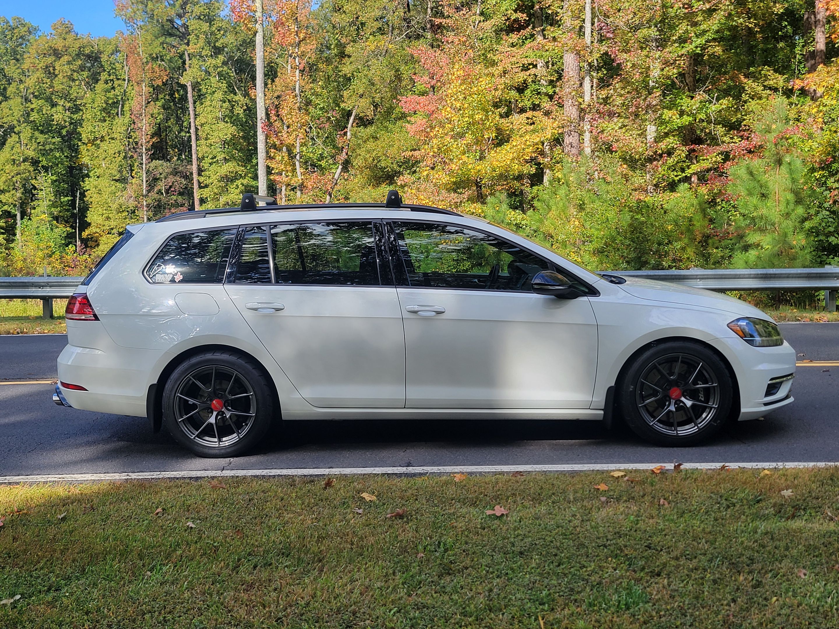 White VW MK7 Alltrack/SportWagen Golf SportWagen with 17" VS-5RS Apex wheels in Anthracite