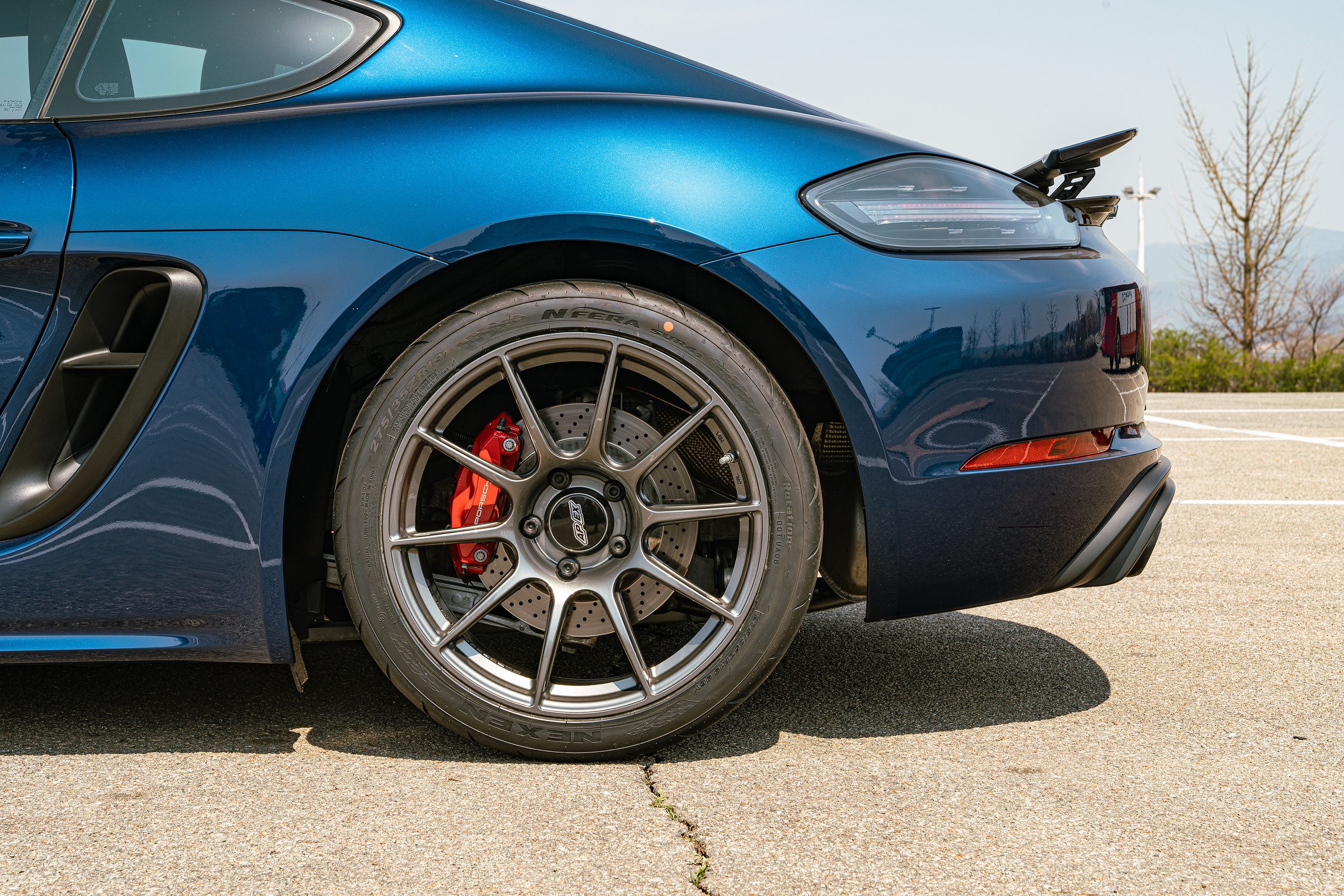 Blue Porsche 718 Cayman GTS 4.0L with 19" SM-10 Apex wheels in Anthracite
