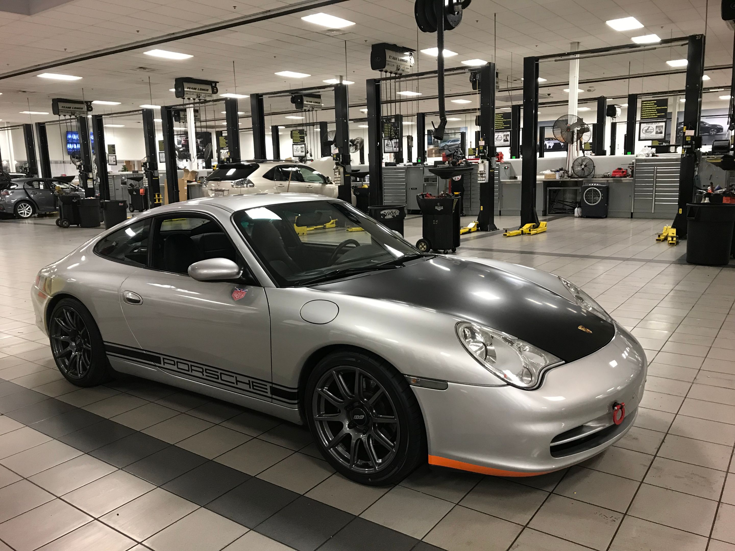 Silver Porsche 911 996 Carrera with 18" SM-10 Apex wheels in Anthracite