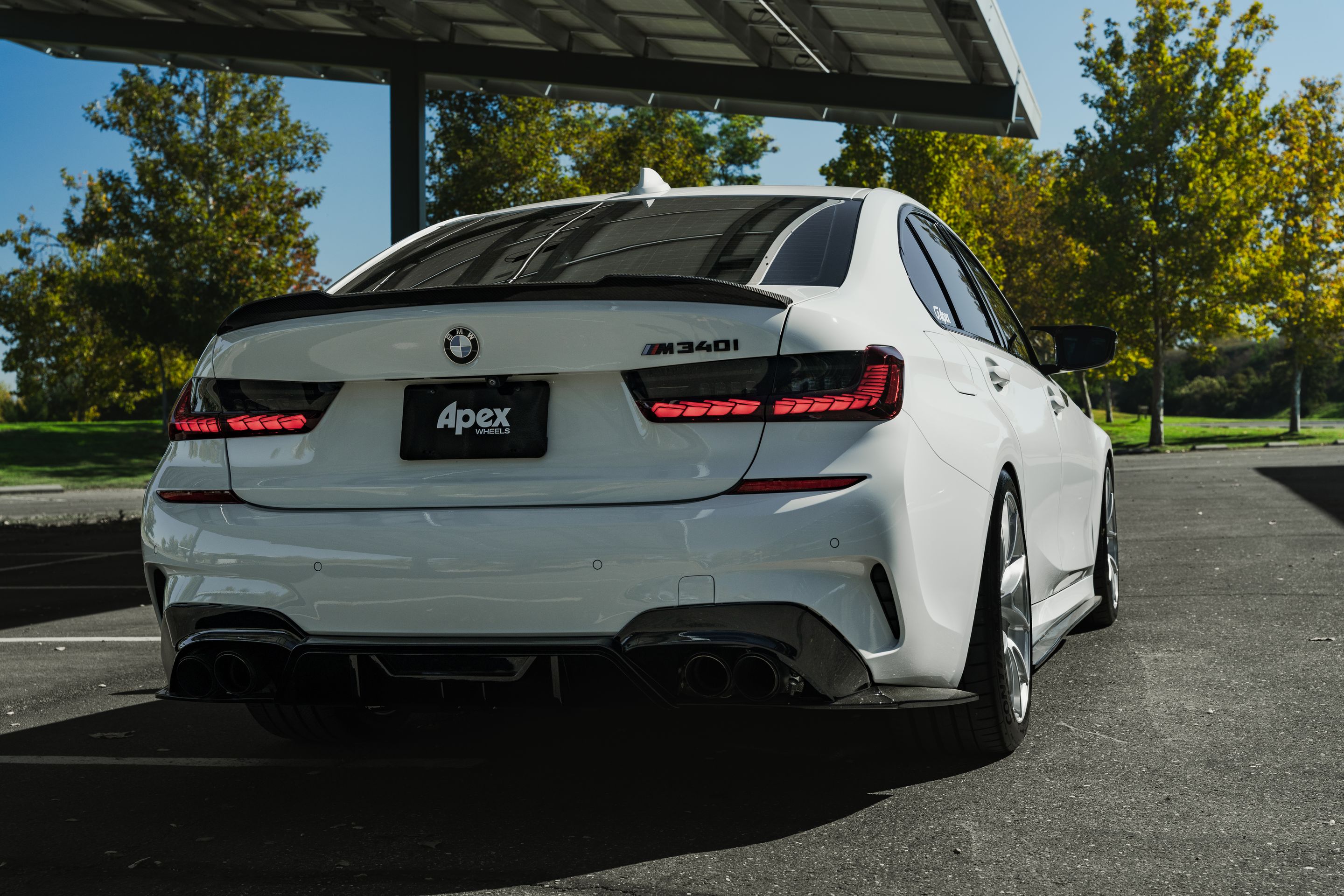 White BMW G20 Sedan 3 Series with 19" VS-5RS Apex wheels in Brushed Clear
