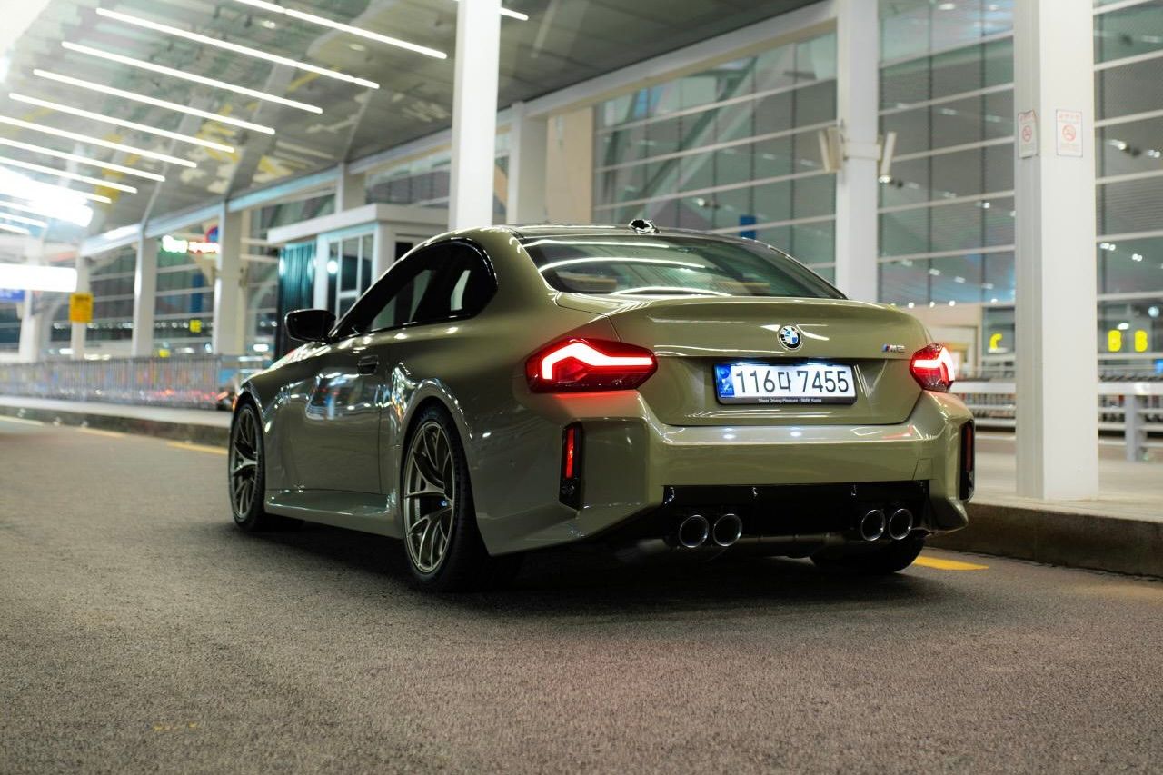 Green BMW G87 M2 with 19" VS-5RS Apex wheels in Motorsport Gold