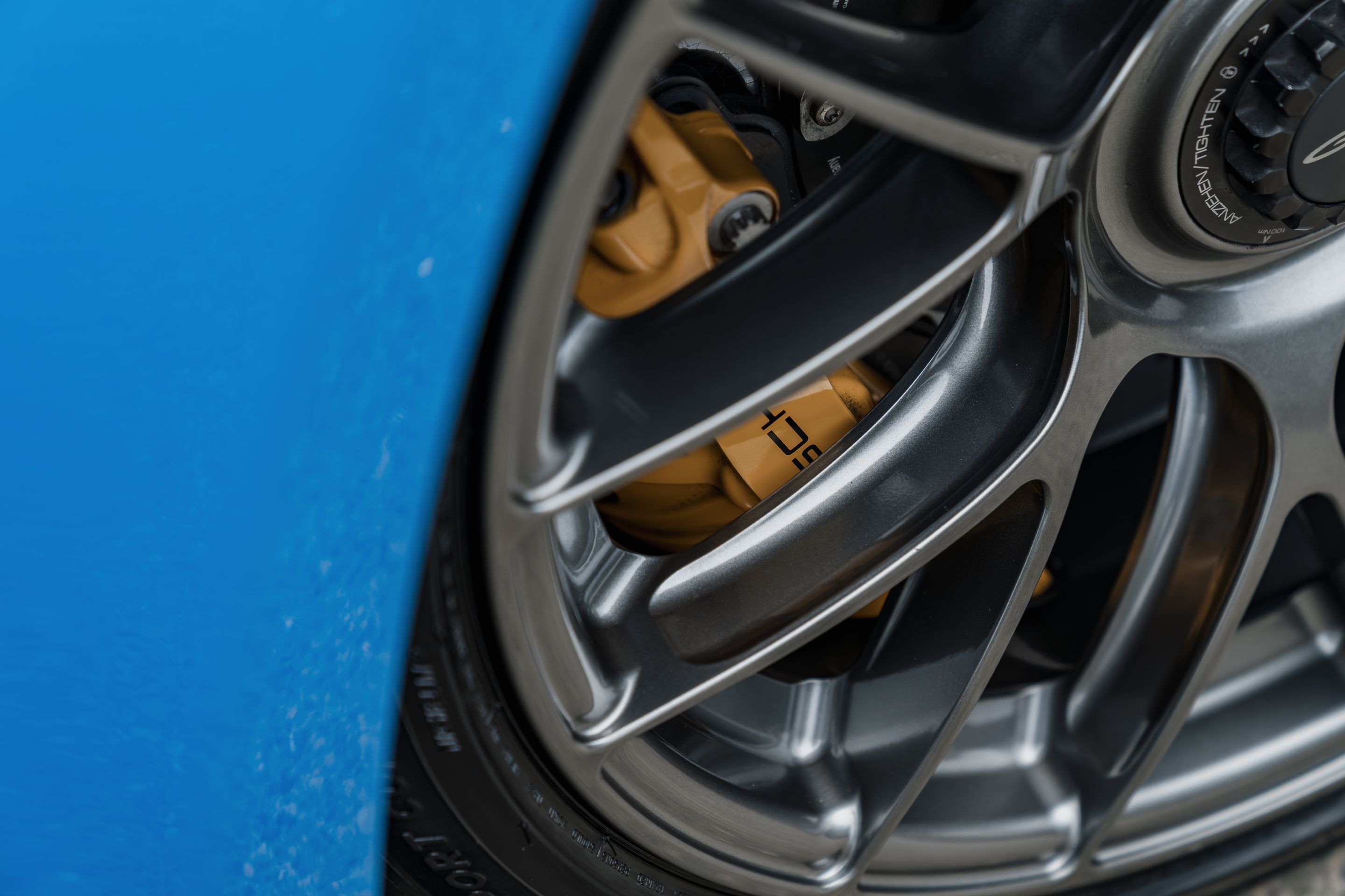 Blue Porsche 911 992.1 GT3 with 19" EC-7RS Apex wheels in Anthracite