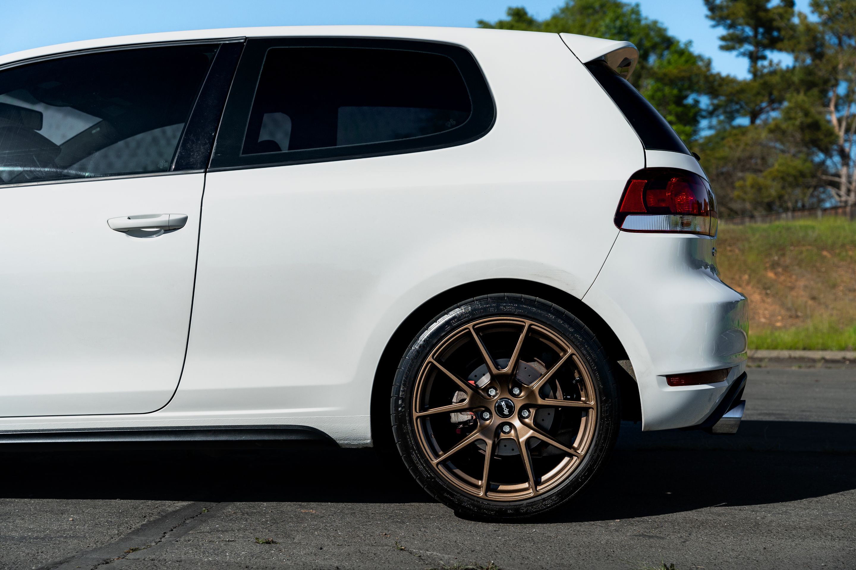 White VW MK6 GTI with 18" VS-5 Apex wheels in Satin Bronze