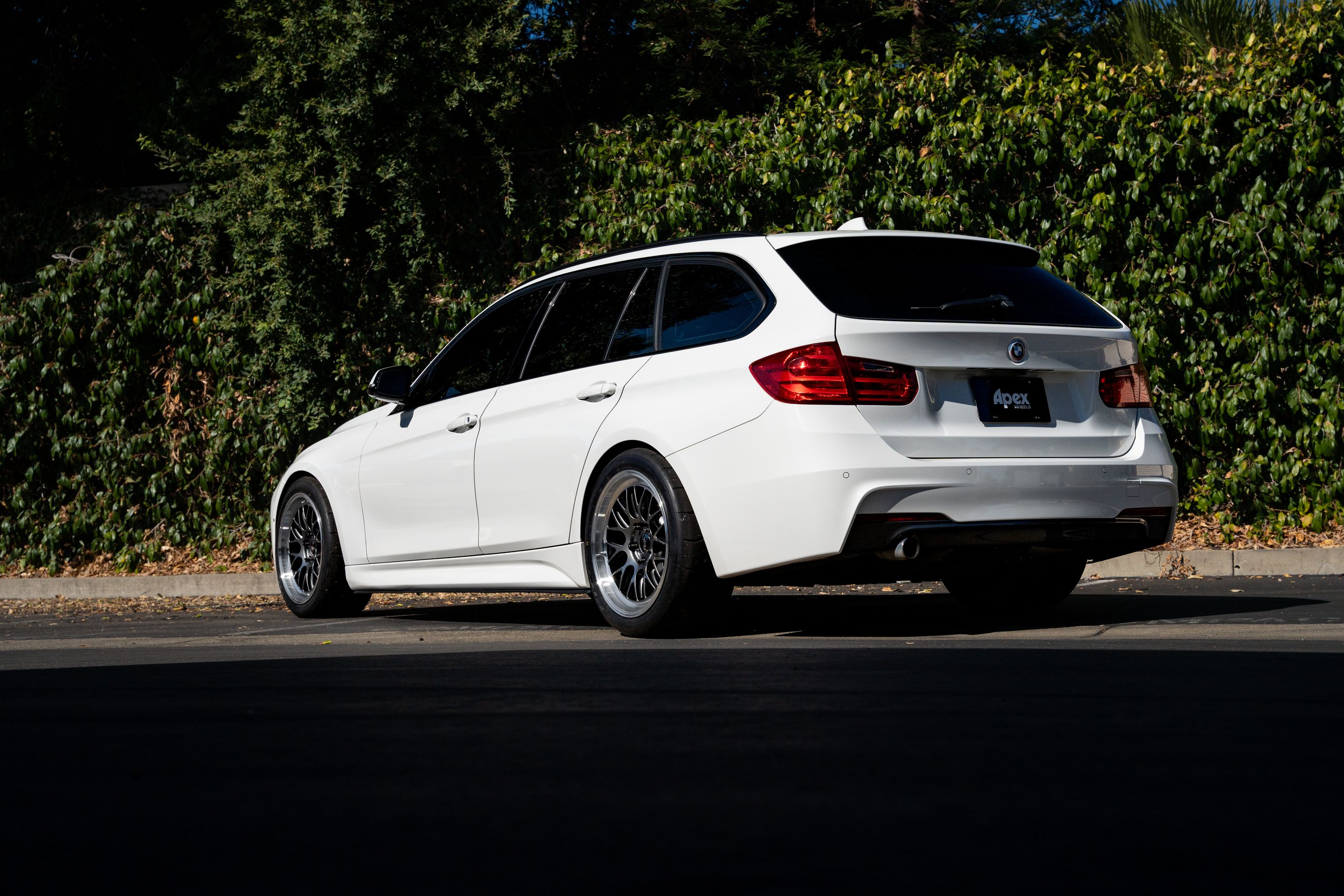 White BMW F31 Wagon 3 Series with 18" ML-10RT Apex wheels in Machined Lip Anthracite