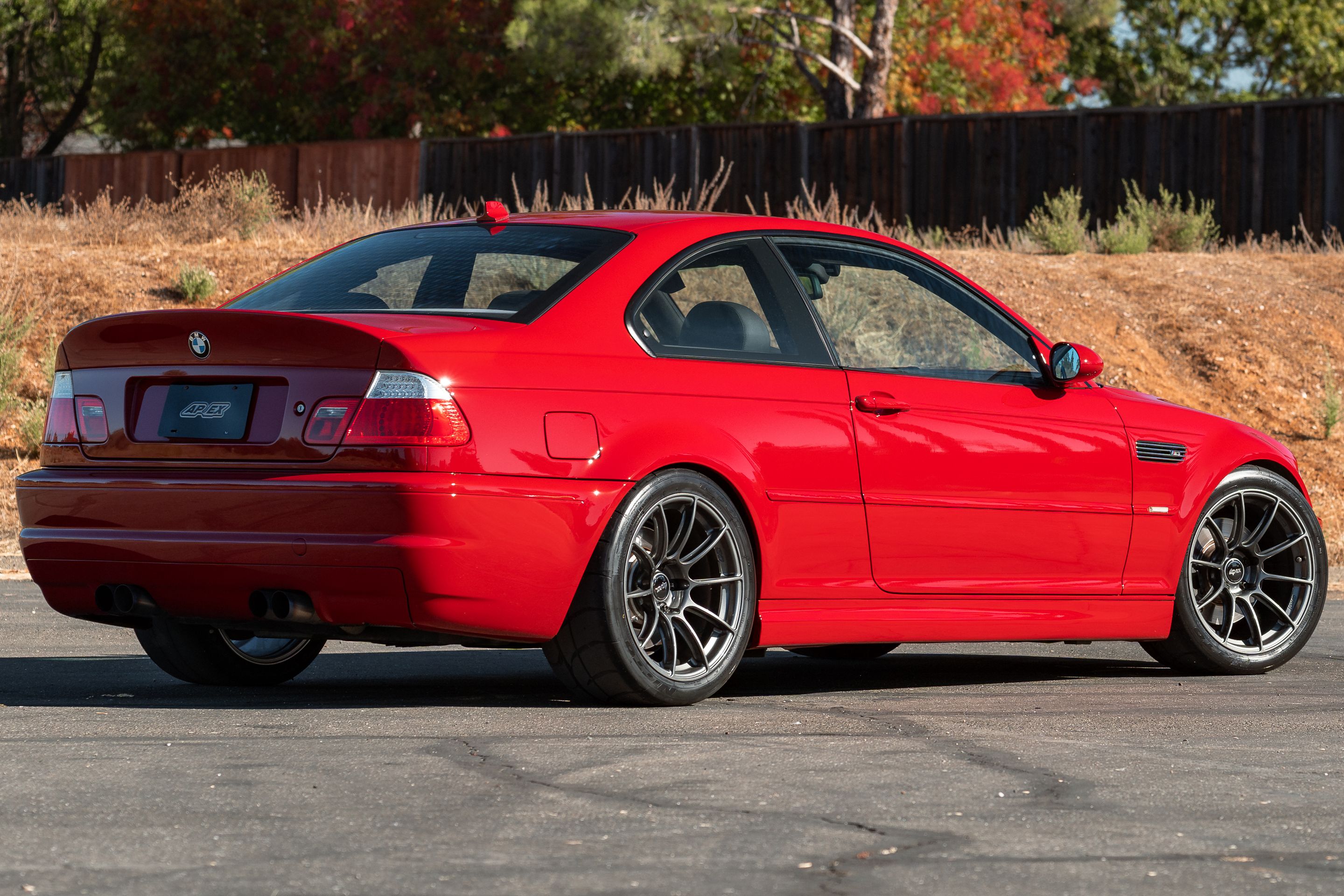 Red BMW E46 M3 with 18" SM-10RS Apex wheels in Anthracite